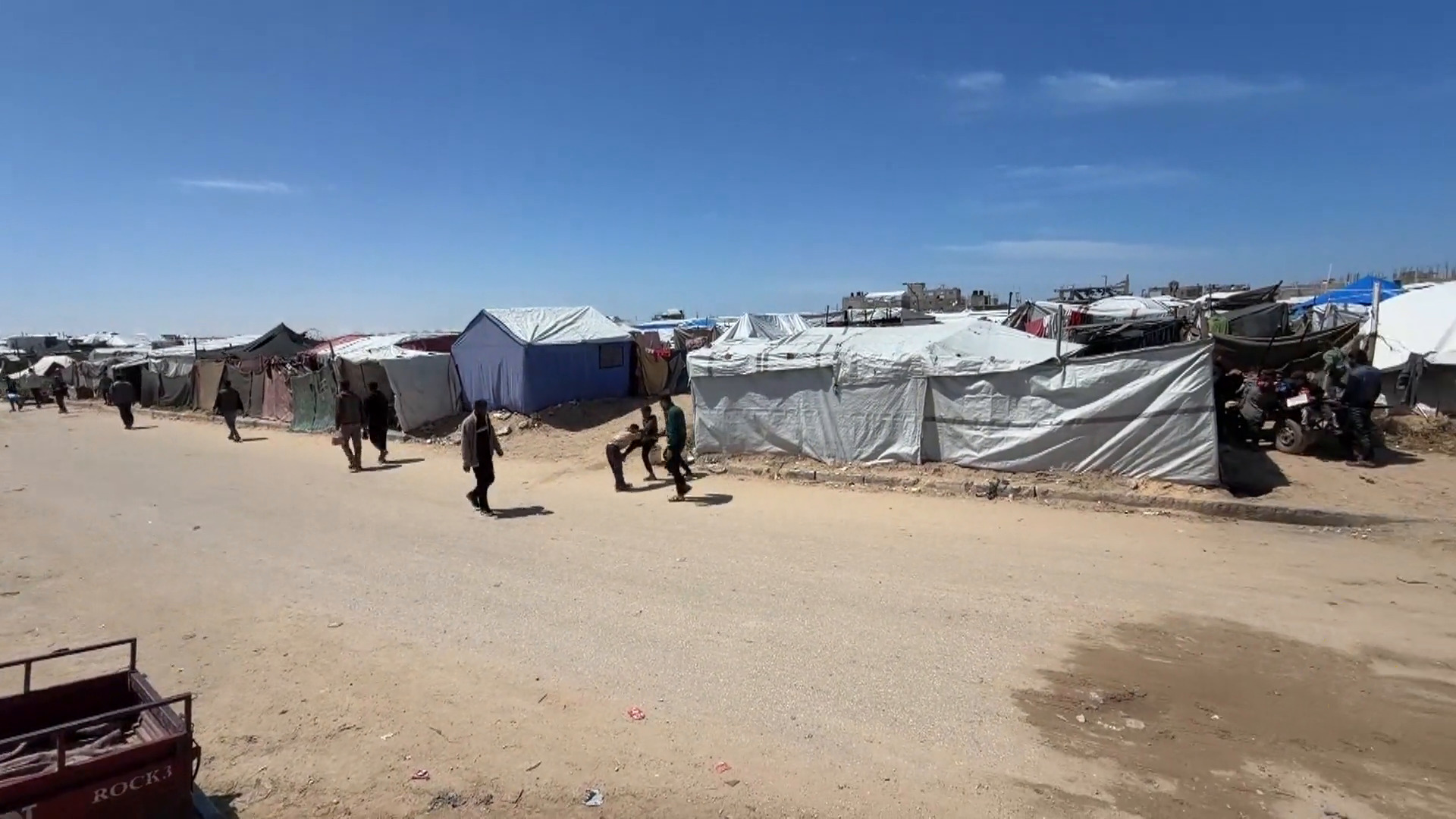 قوات الاحتلال تستهدف خيام النازحين بمناطق بعيدة عن سيطرتها في قطاع غزة