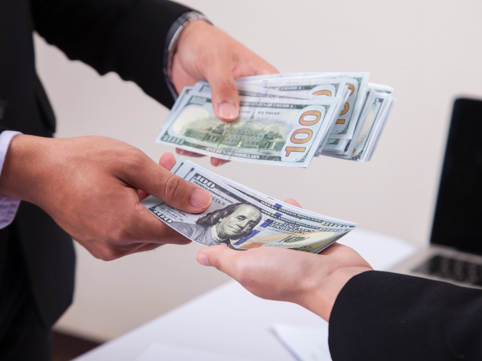 نصائح الخبراء للتعامل مع القروض في وقت الحرب