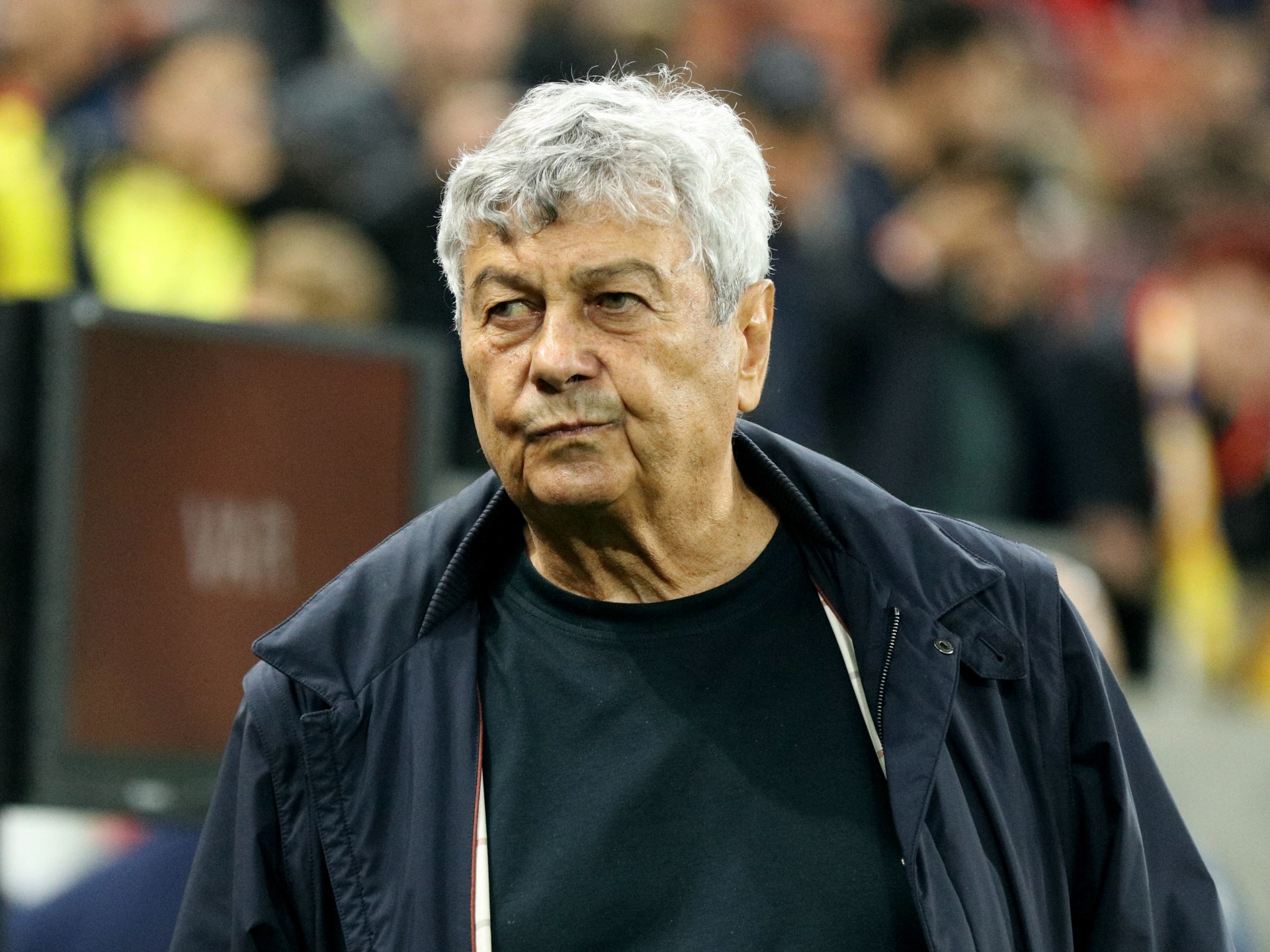 بعمر 80 عاما.. نقل لوتشيسكو مدرب رومانيا للمستشفى