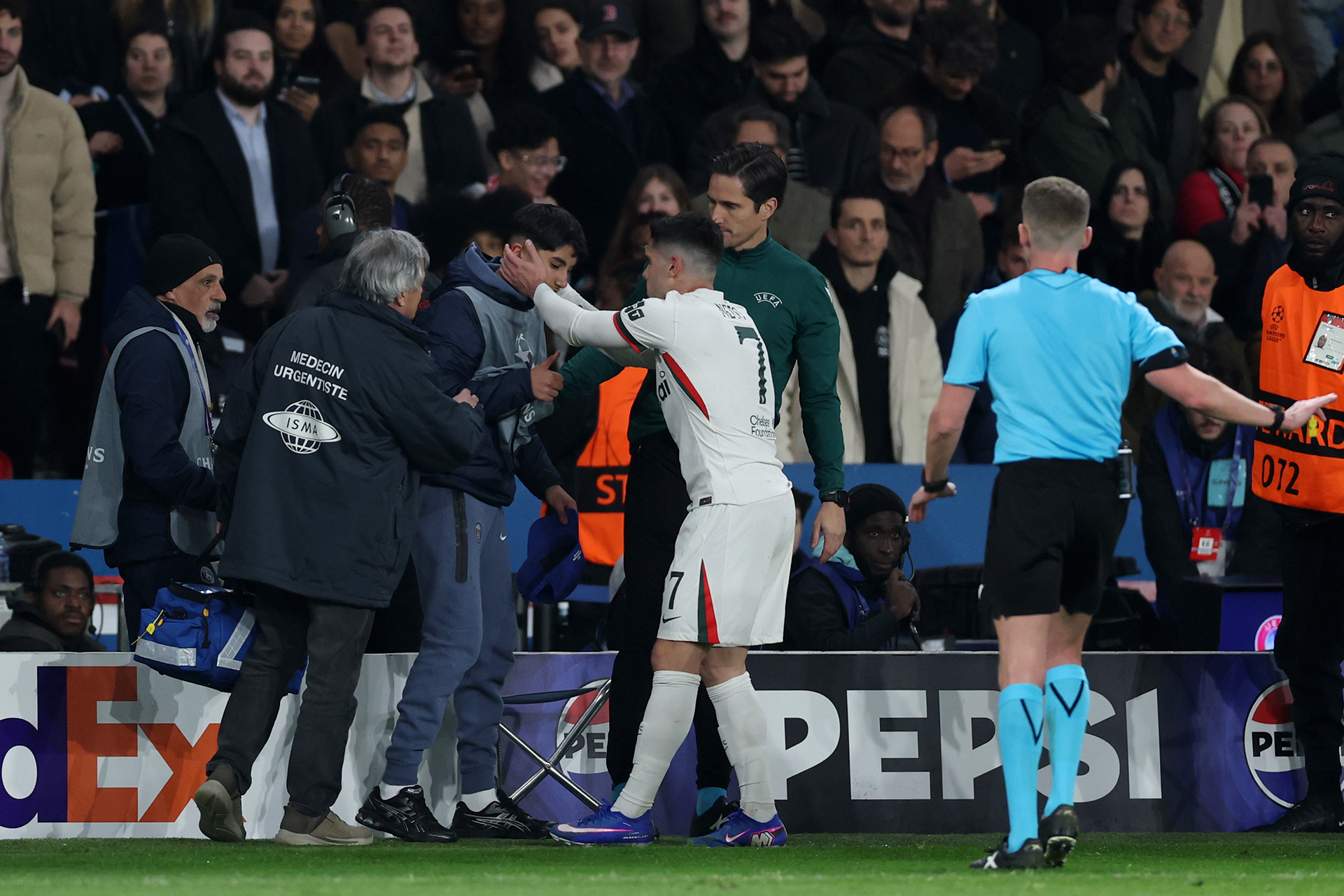 بالفيديو.. نيتو يعتذر عن تصرف غير لائق مع جامع الكرات