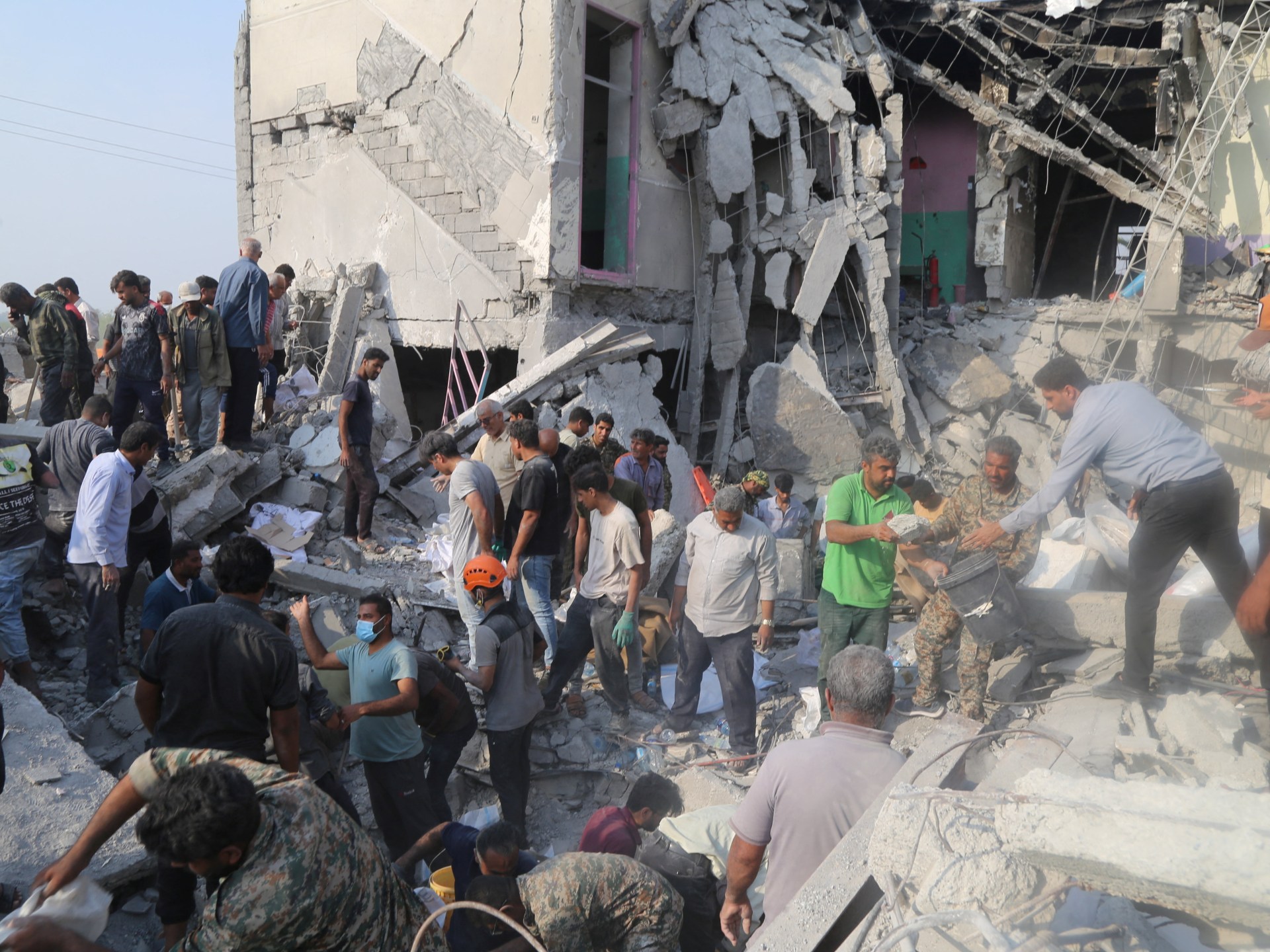 تحقيق للجزيرة يرجح: أمريكا وإسرائيل استهدفتا عمدا مبنى مدرسة ميناب وقتلتا 165 طالبة