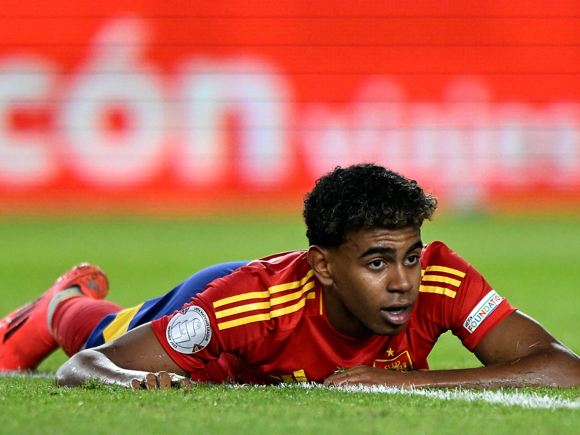 مدرب إسبانيا يوضح سبب غياب لامين جمال عن الاستعدادات لمواجهة مصر وصربيا