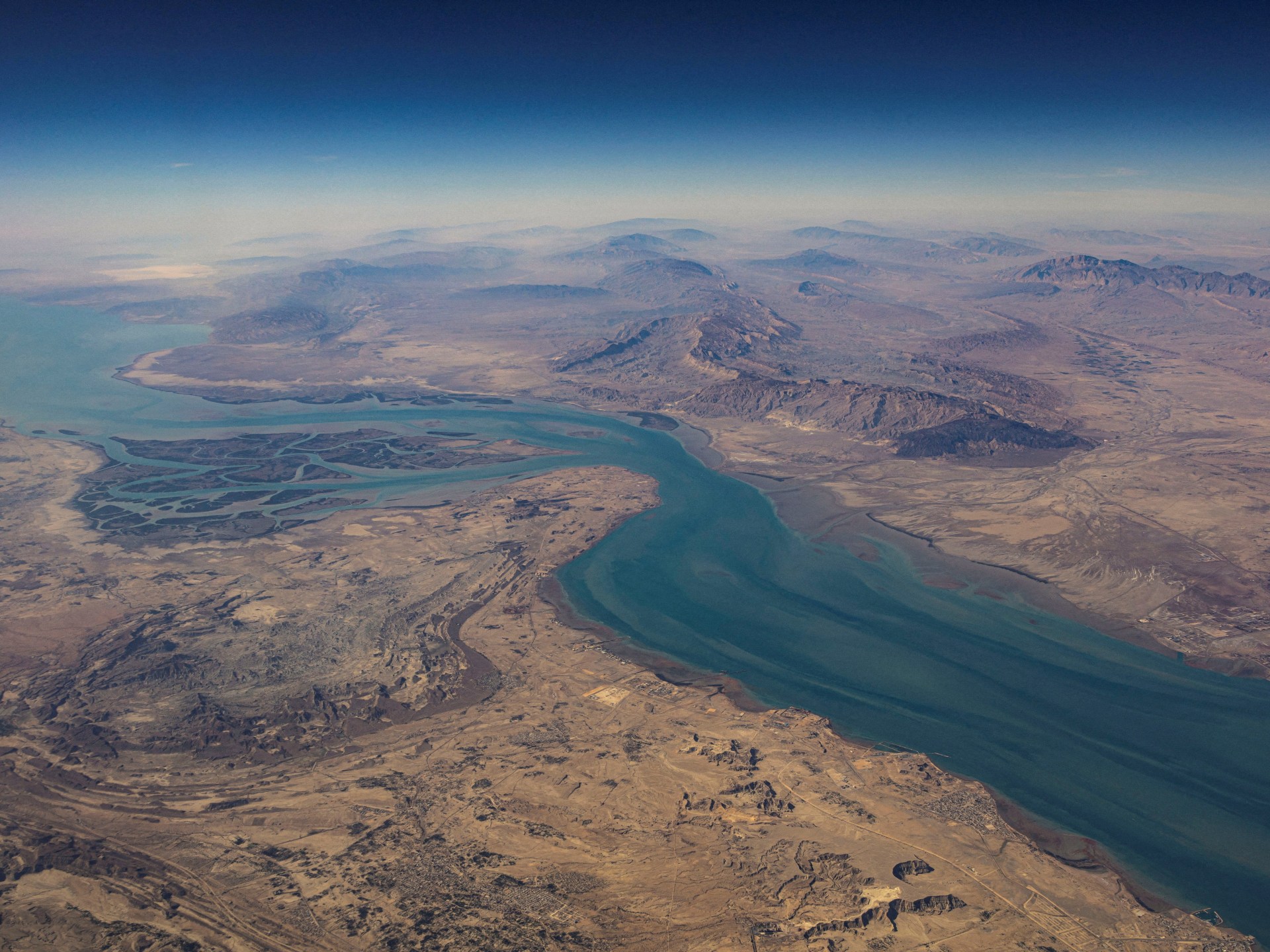 إغلاق هرمز يرفع كلفة التأمين ويشل الملاحة البحرية العالمية