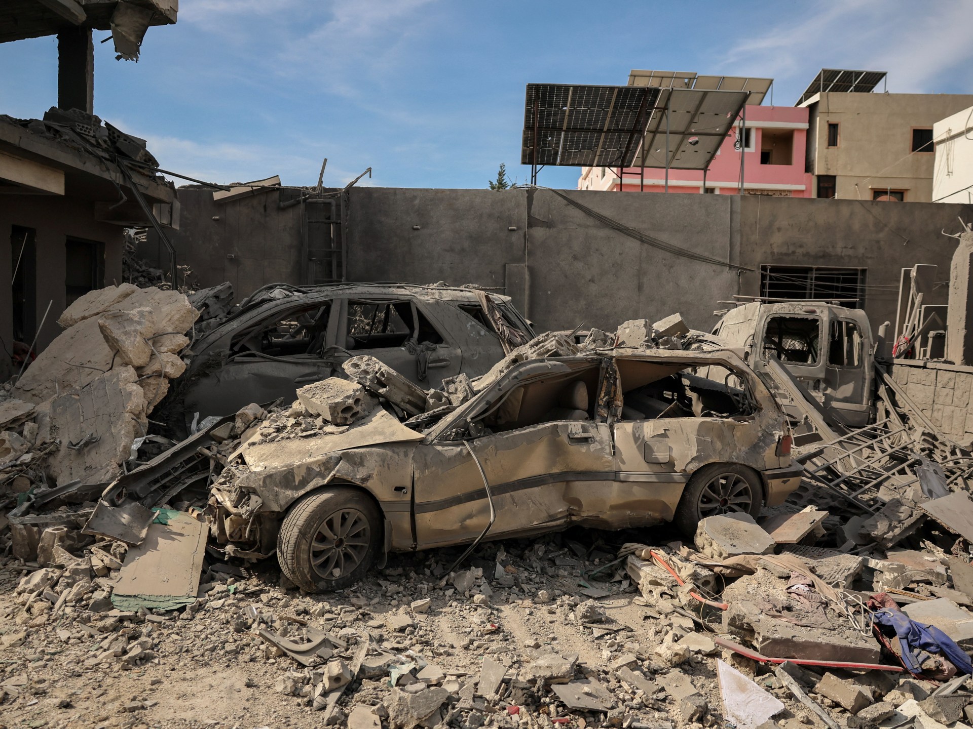 الاحتلال الإسرائيلي يستهدف سيارة إسعاف وحزب الله يرد