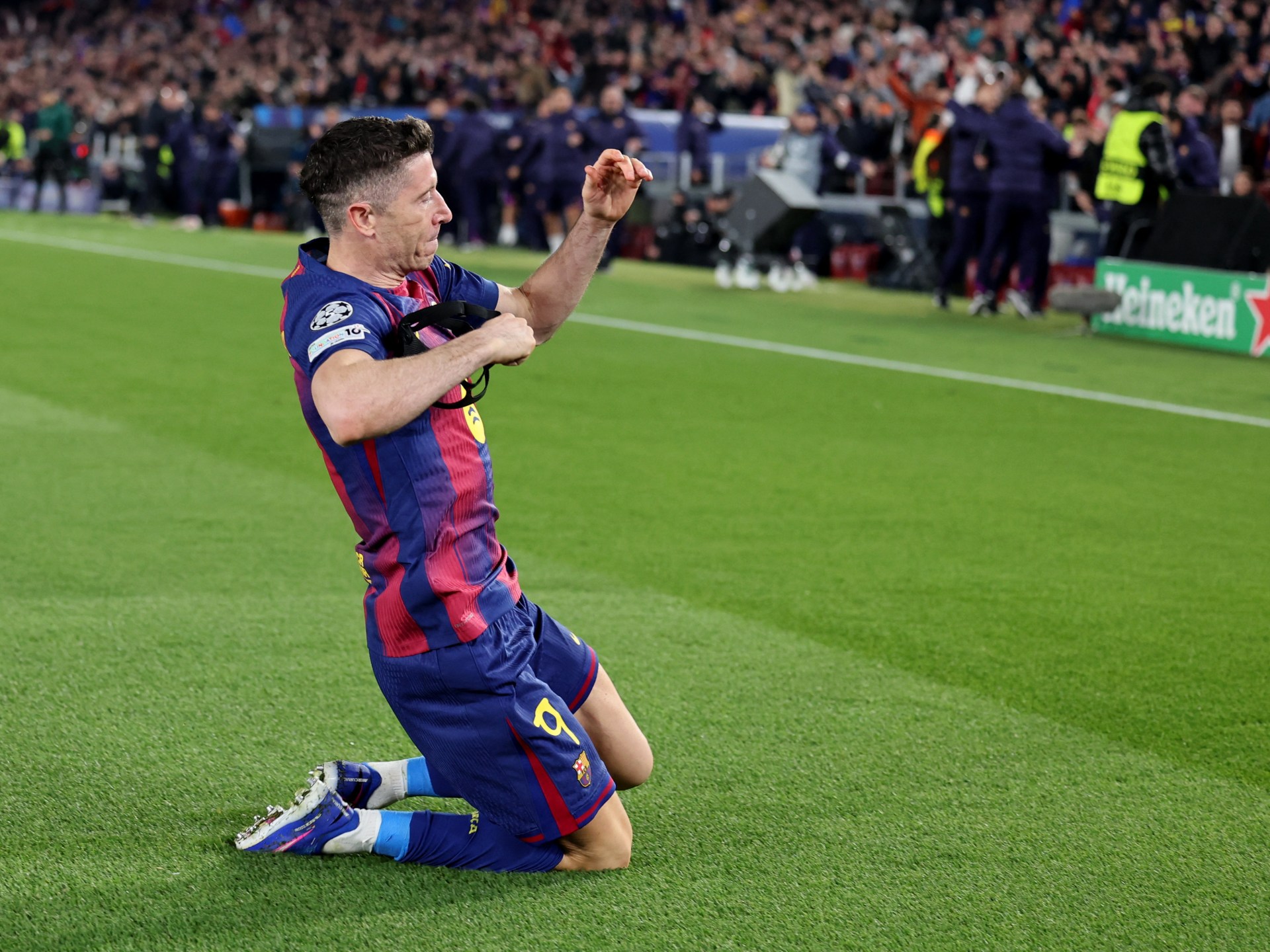 شرط برشلونة لتجديد عقد المهاجم ليفاندوفسكي