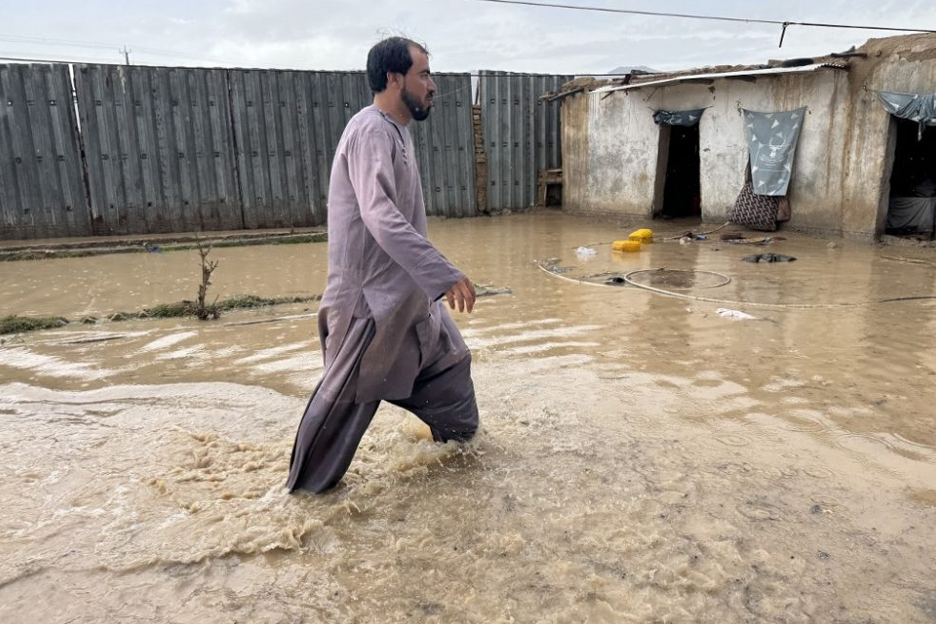 17 قتيلا وتدمير عشرات المنازل.. سيول مدمرة تجتاح 13 ولاية أفغانية