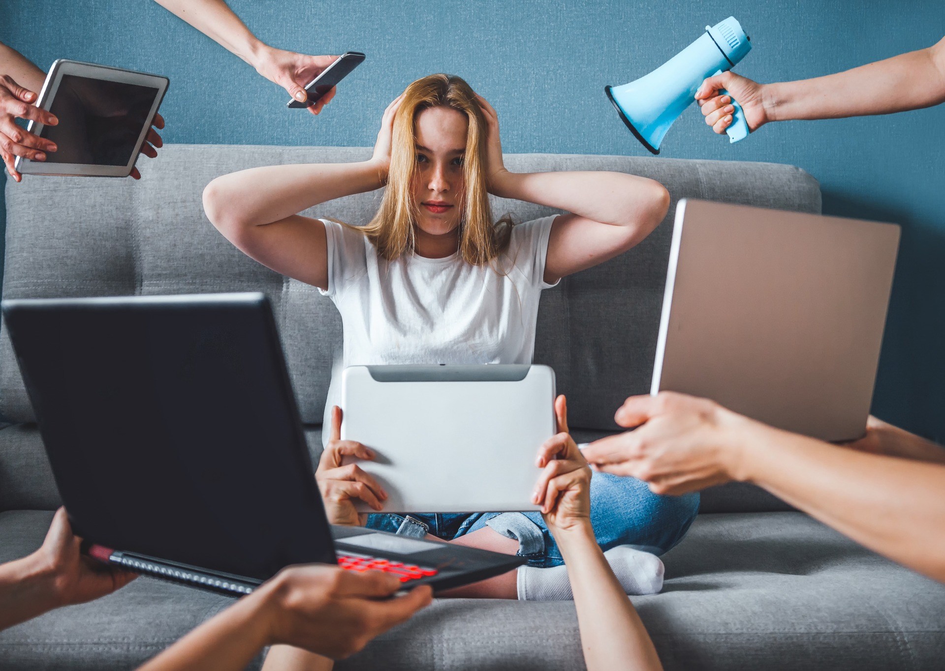 محتوى أكثر مرحا وأقل كآبة.. ما يطلبه الشباب من المؤسسات الإخبارية