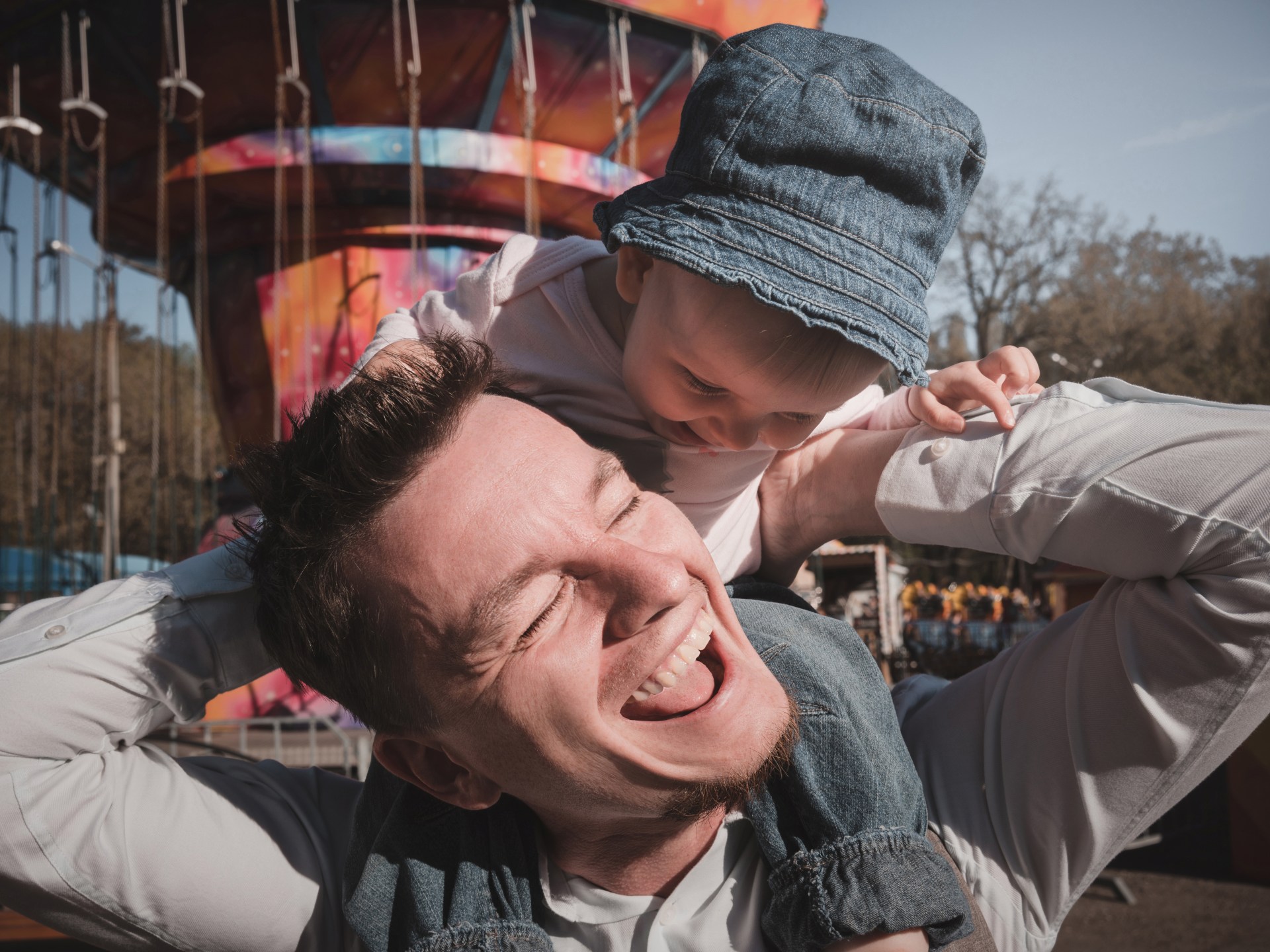 ألعاب وهدايا بلا قواعد.. كيف يربك "الوالد الديزني لاند" حياة الأطفال بعد الطلاق؟