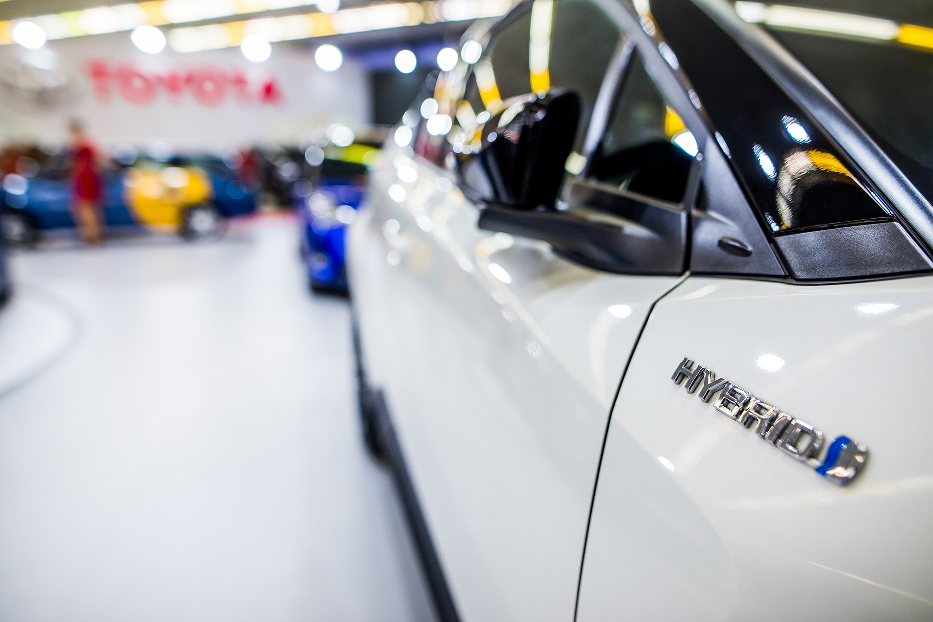 السيارات الهجينة.. ثورة في عالم القيادة تدمج بين صمت الكهرباء وهدير الوقود