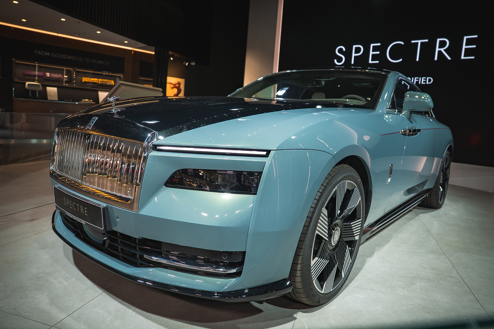 رولز رويس تتراجع عن خطة التحول الكامل للكهرباء