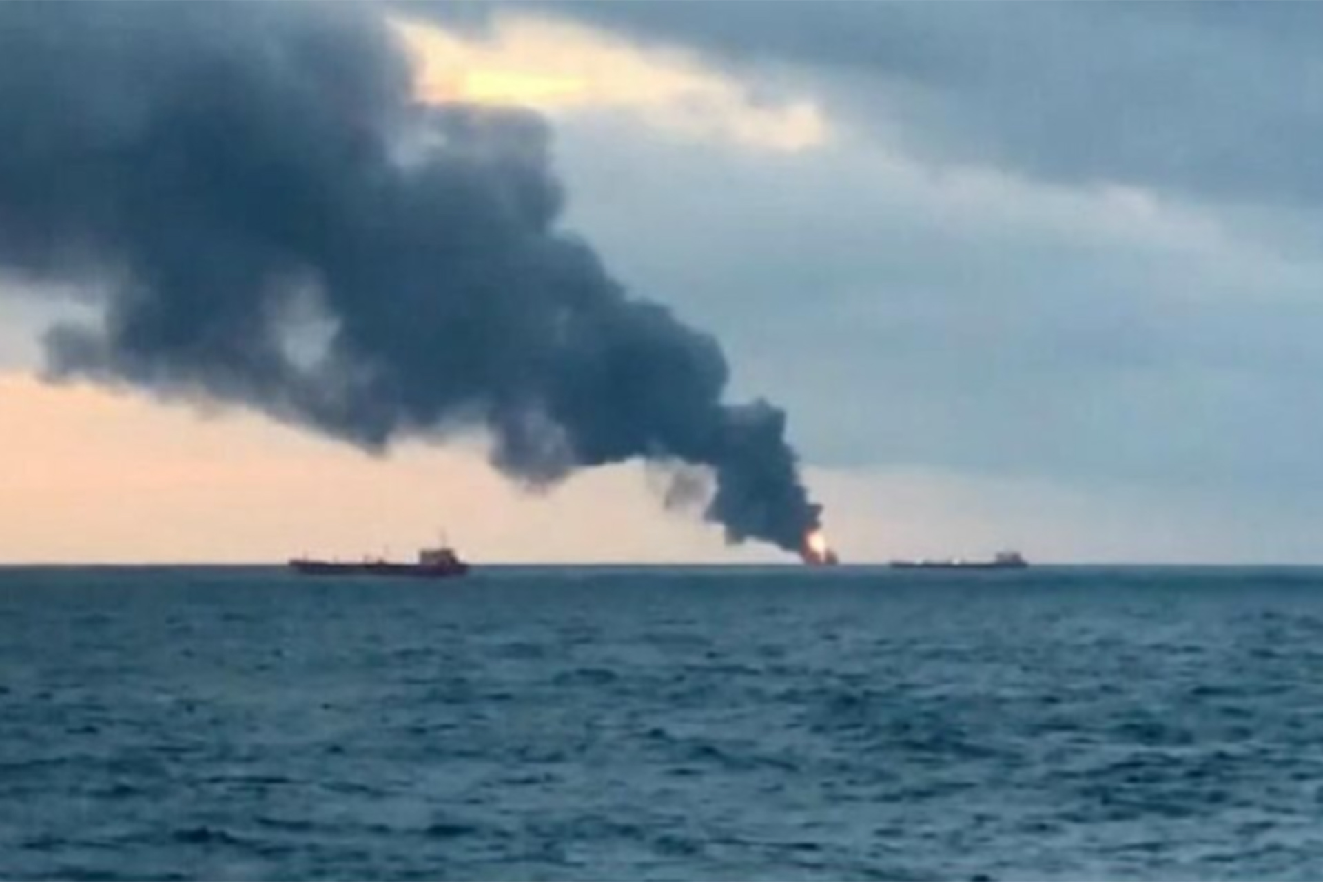 بمسيَّرات انتحارية.. الحرس الثوري يضرب ناقلة نفط أمريكية في الخليج