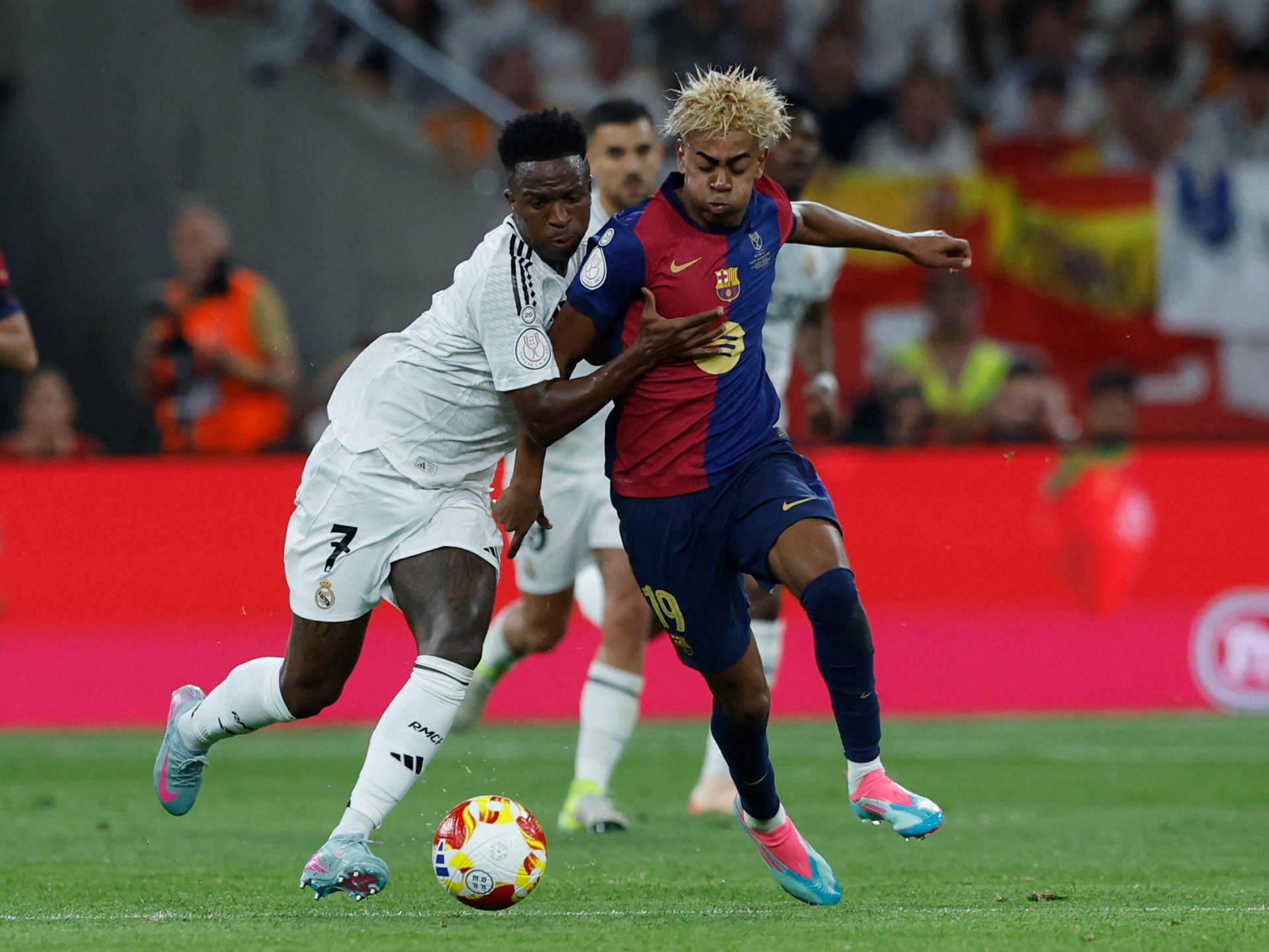 روماريو يختار اللاعب الأفضل بين لامين جمال وفينيسيوس