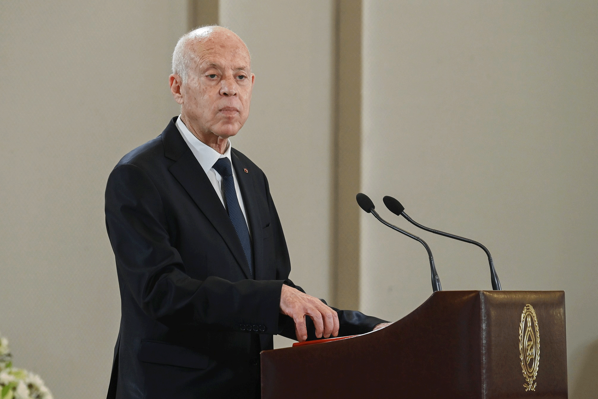 الرئيس التونسي يقيل وزيرة الطاقة قبل التصويت على مشاريع جديدة