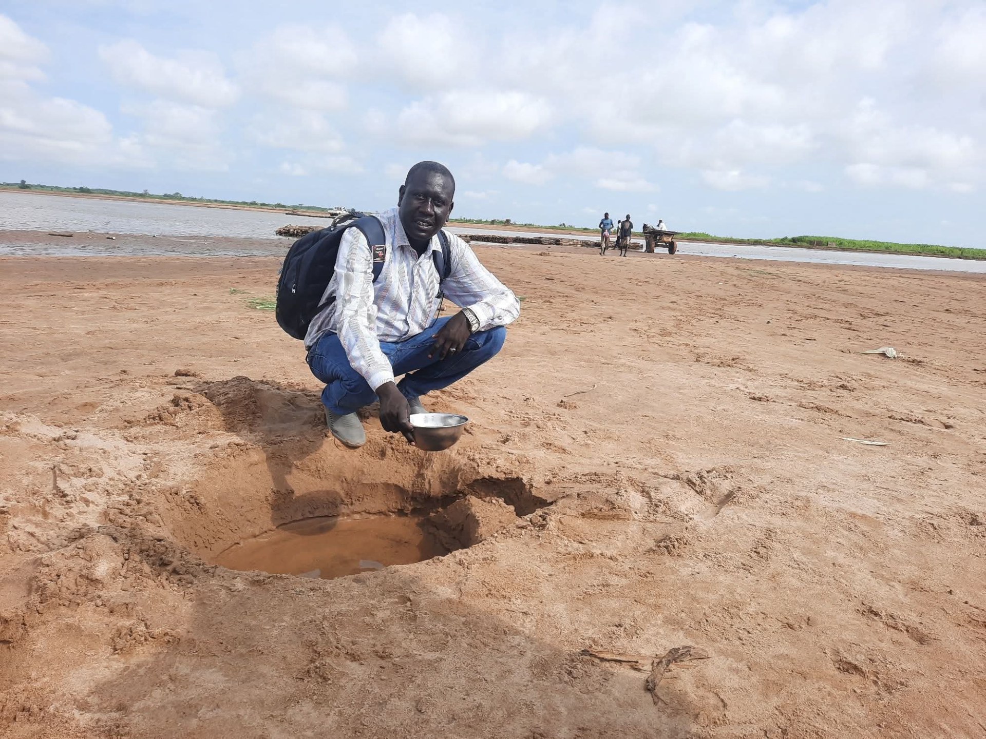 عندما أحرق مراسل الجزيرة نت بدارفور بطاقته التي كانت درعه ووسامه فصارت حكما بإعدامه