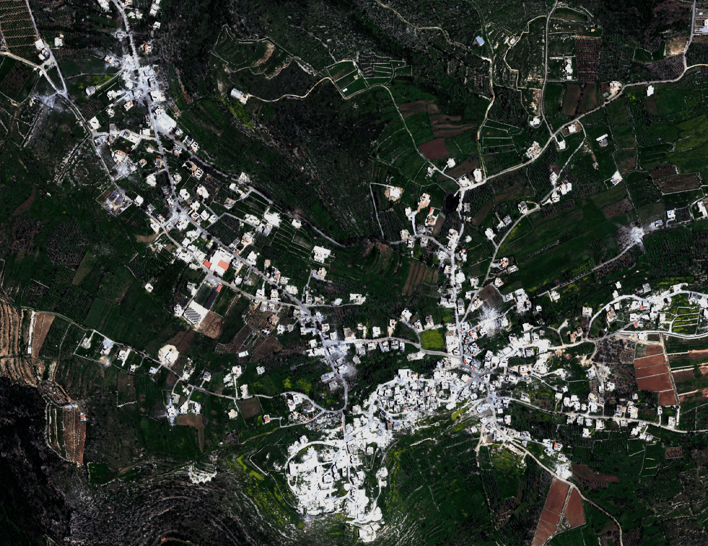 صور فضائية توثق دمارا واسعا في الناقورة ومجدل زون جنوبي لبنان