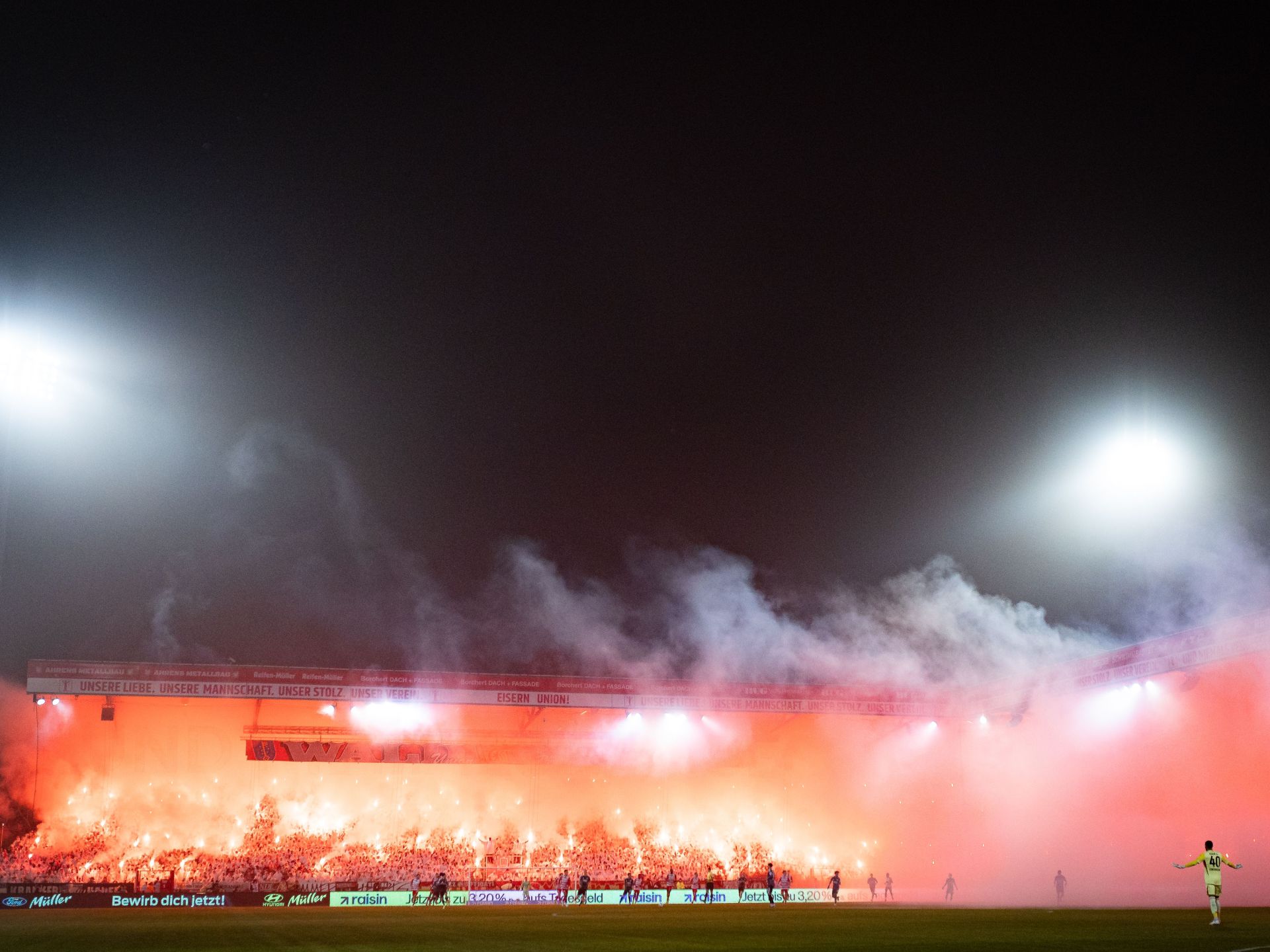 غرامة مالية ضخمة على يونيون برلين بسبب الألعاب النارية