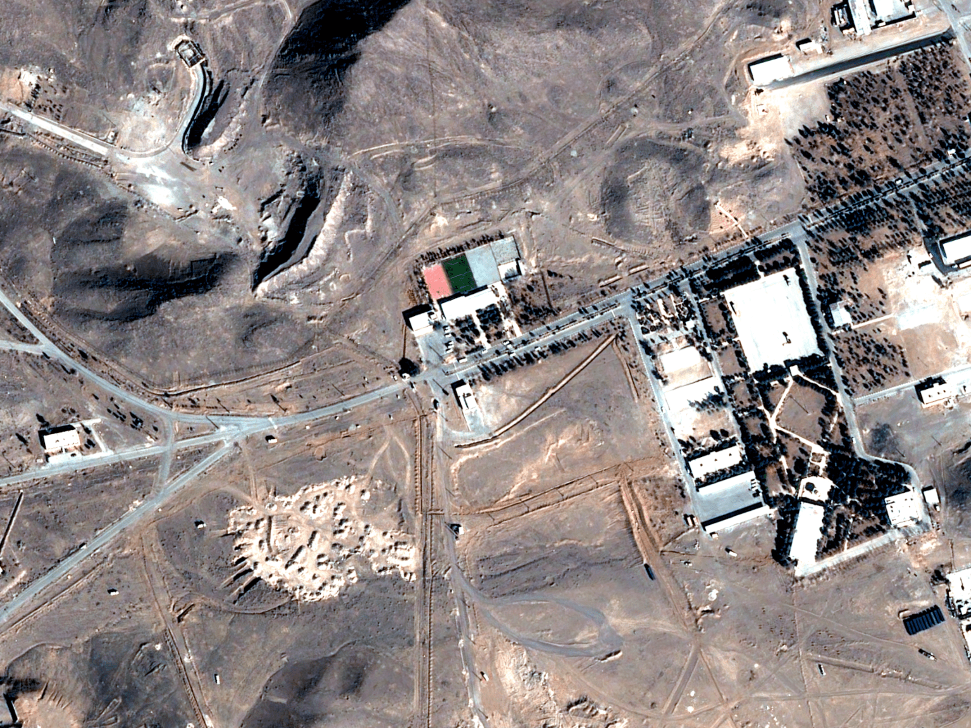 صور فضائية تكشف أضرارا واسعة في حامية "أمير المؤمنين" قرب طهران