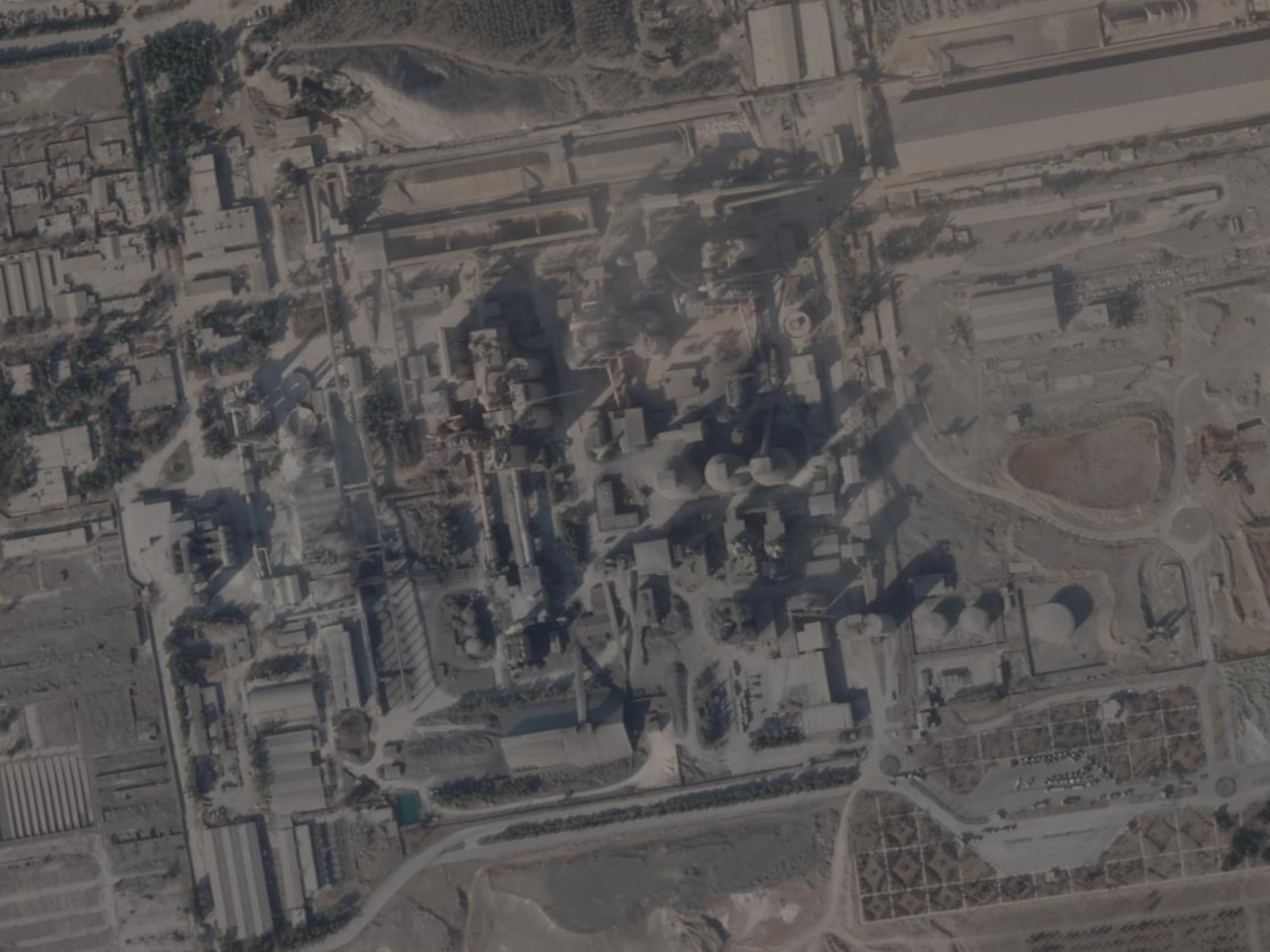 صور فضائية تكشف أضرارا بمصنع الإسمنت في طهران