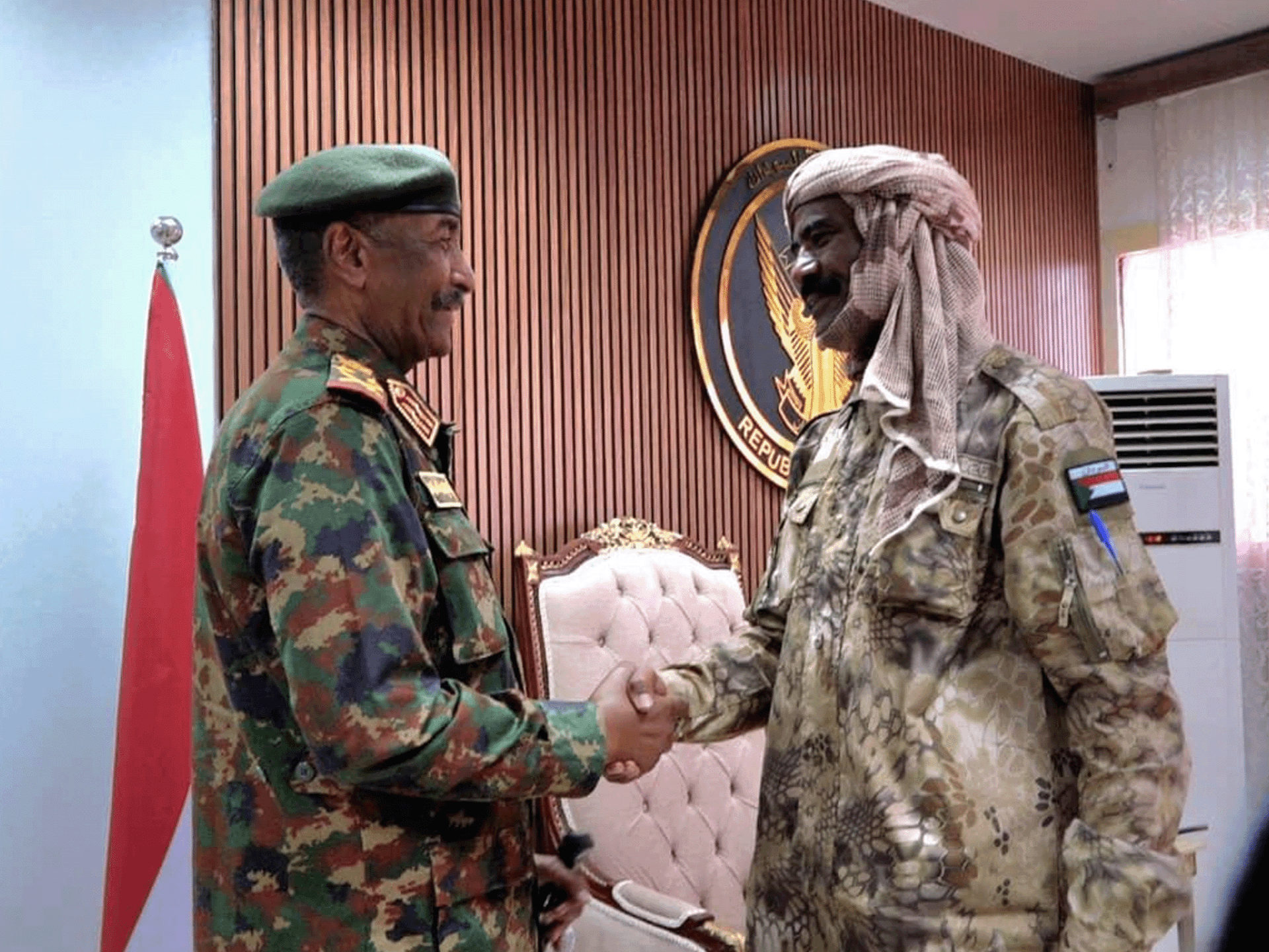 البرهان يرحب بانضمام أحد مؤسسي الدعم السريع للقوات السودانية