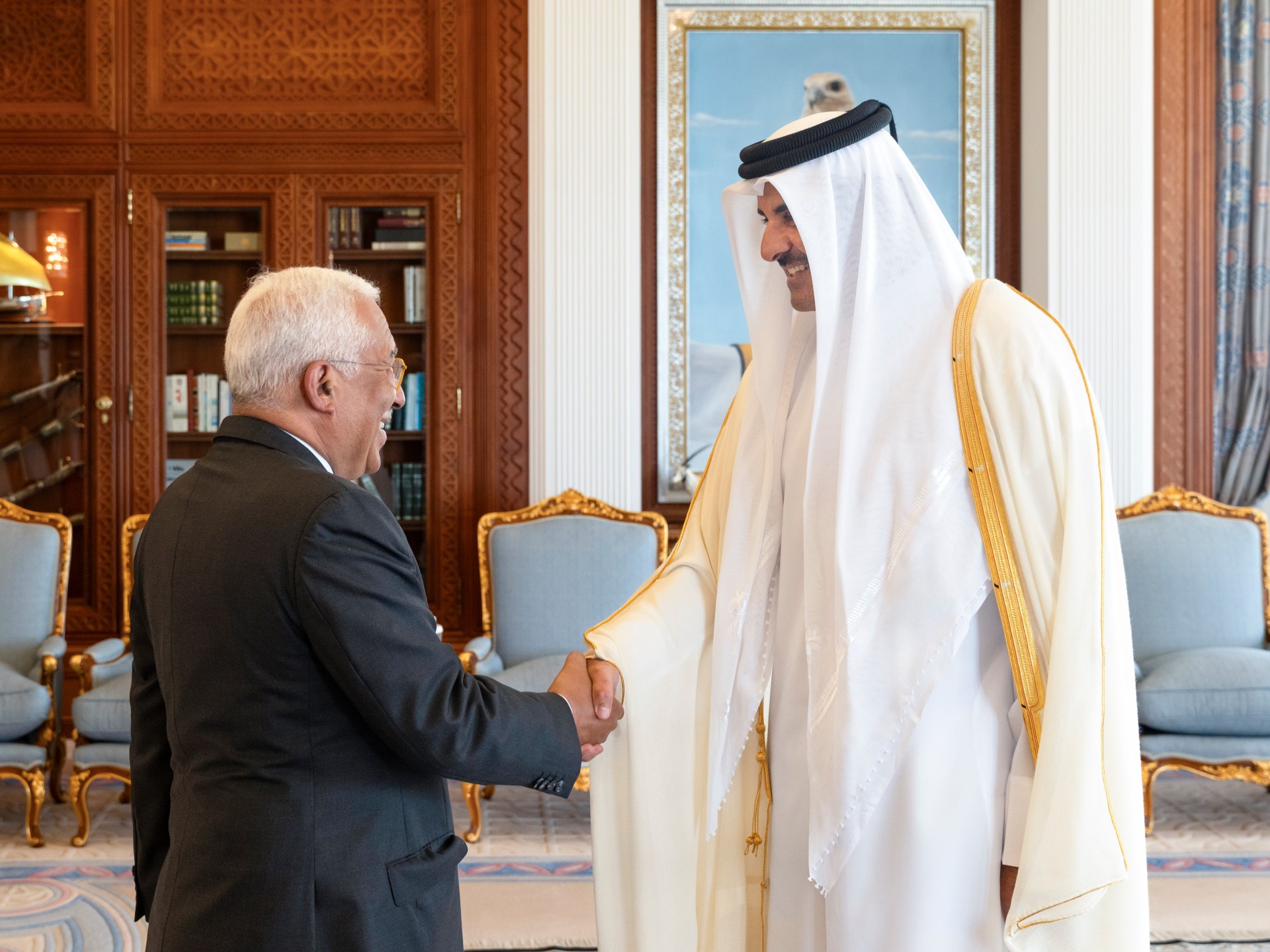 أمير قطر يبحث مع رئيس المجلس الأوروبي التطورات الإقليمية والدولية