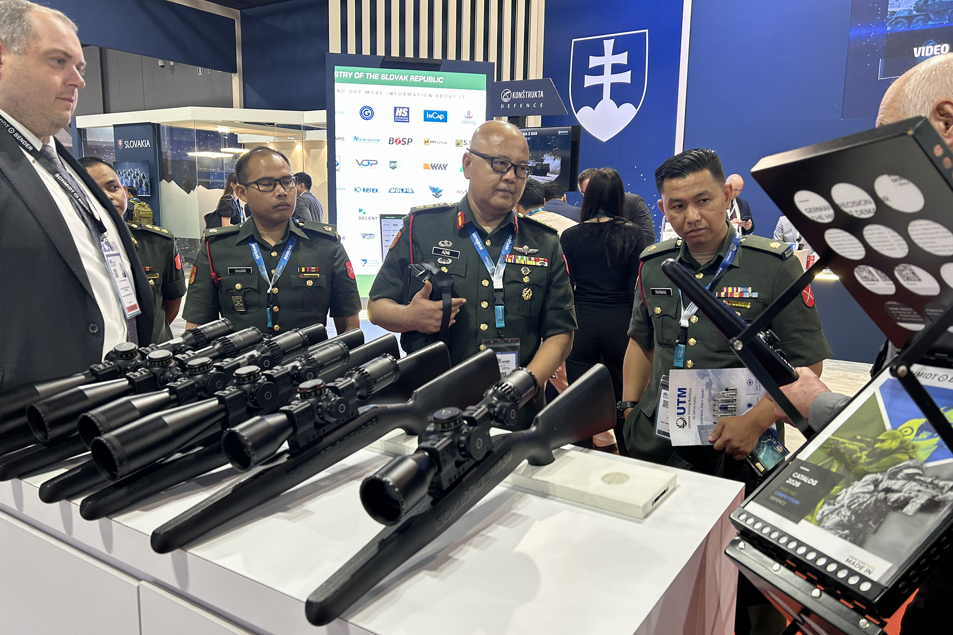 هل يتحول "ملقا" لهرمز جديد؟.. وزير دفاع ماليزيا يجيب على هامش معرض للسلاح