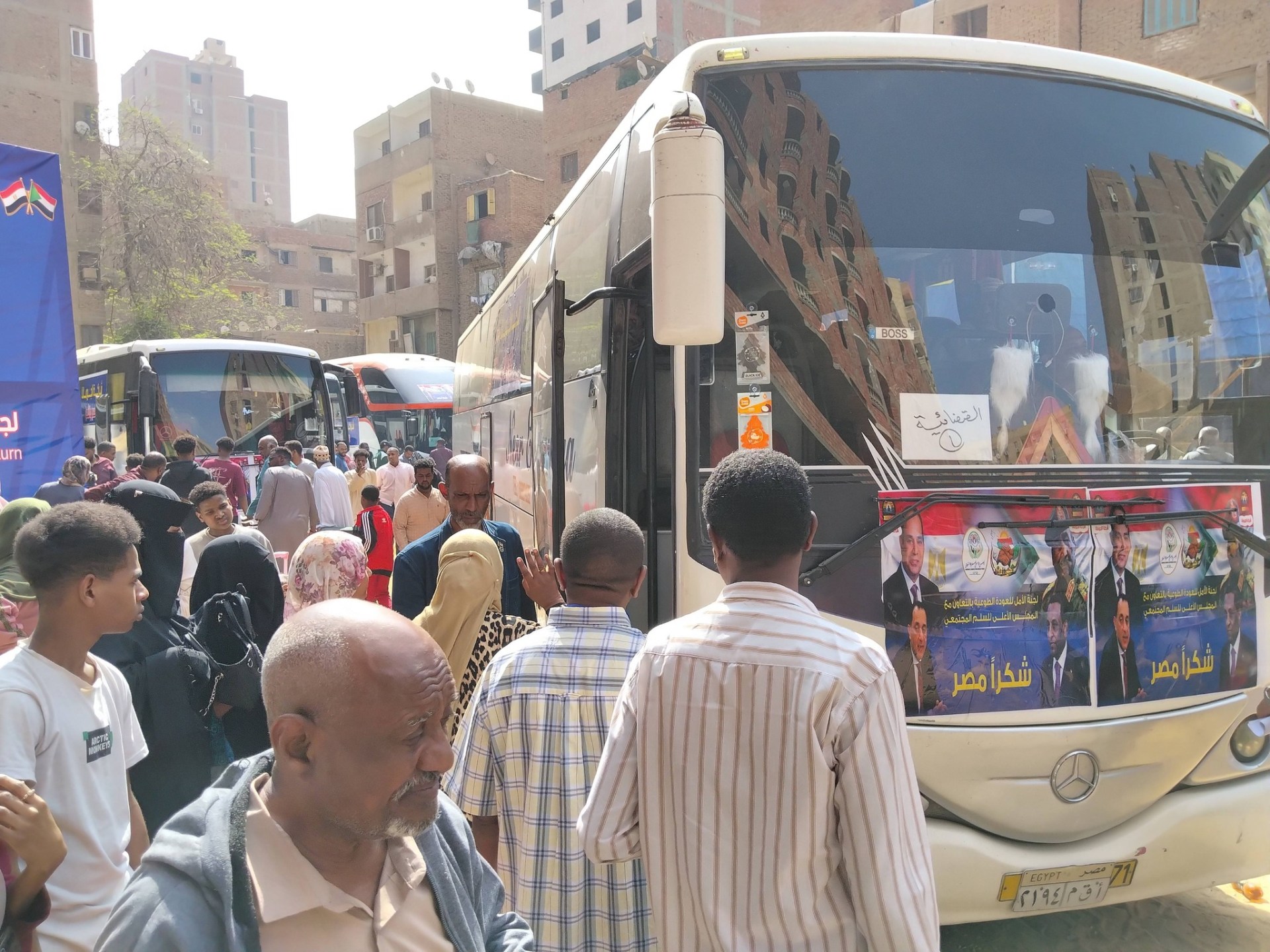 انطلاق 21 حافلة تقل مئات السودانيين من مصر إلى بلادهم