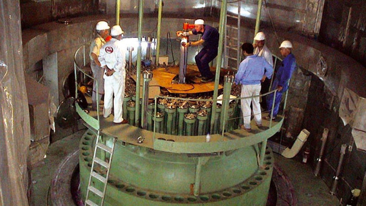 الغارديان: حرب ترمب تدفع إيران نحو القنبلة النووية