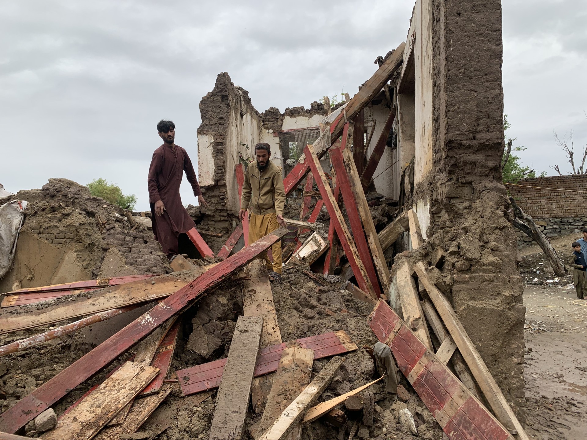 مقتل 222 شخصا في فيضانات أفغانستان وباكستان