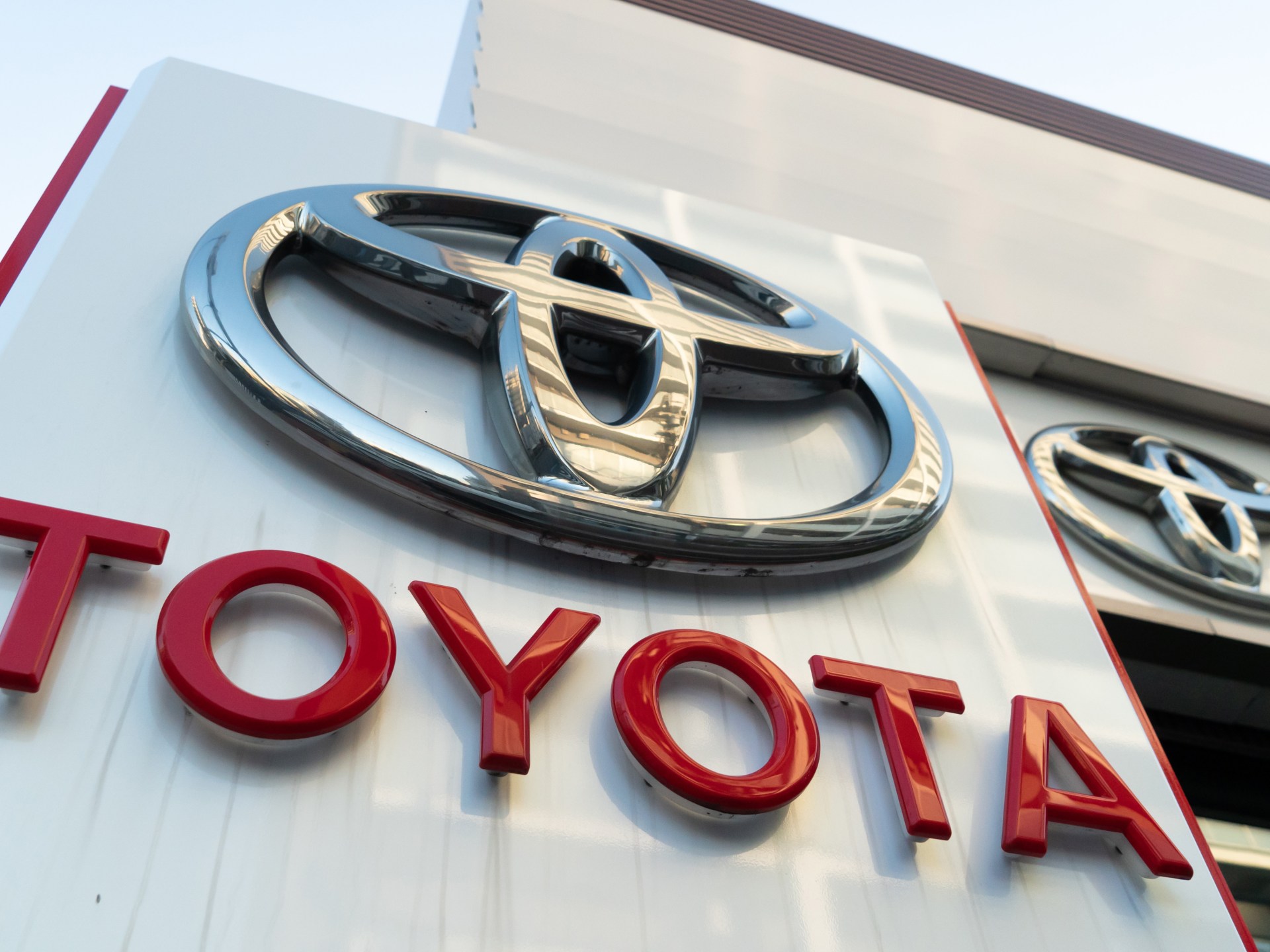 تويوتا تستدعي 74 ألف سيارة "كورولا كروس" بسبب خطر يهدد المشاة