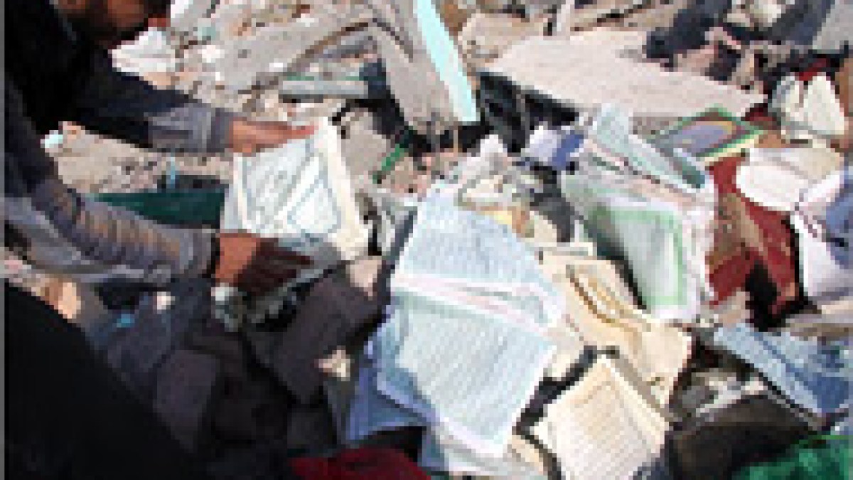 بأدوات بدائية.. فلسطيني يرمم نسخ القرآن الناجية من الحرب بغزة