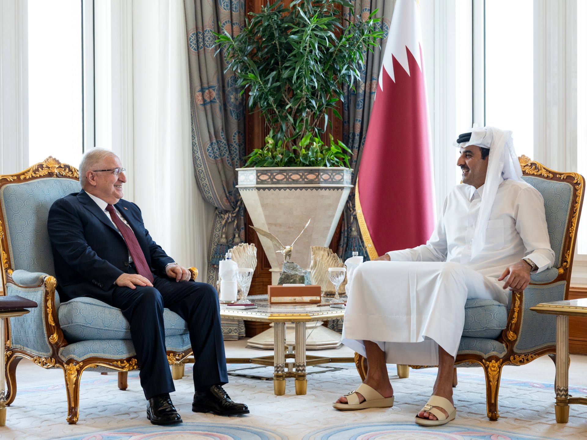 أمير دولة قطر يستقبل وزير الدفاع التركي