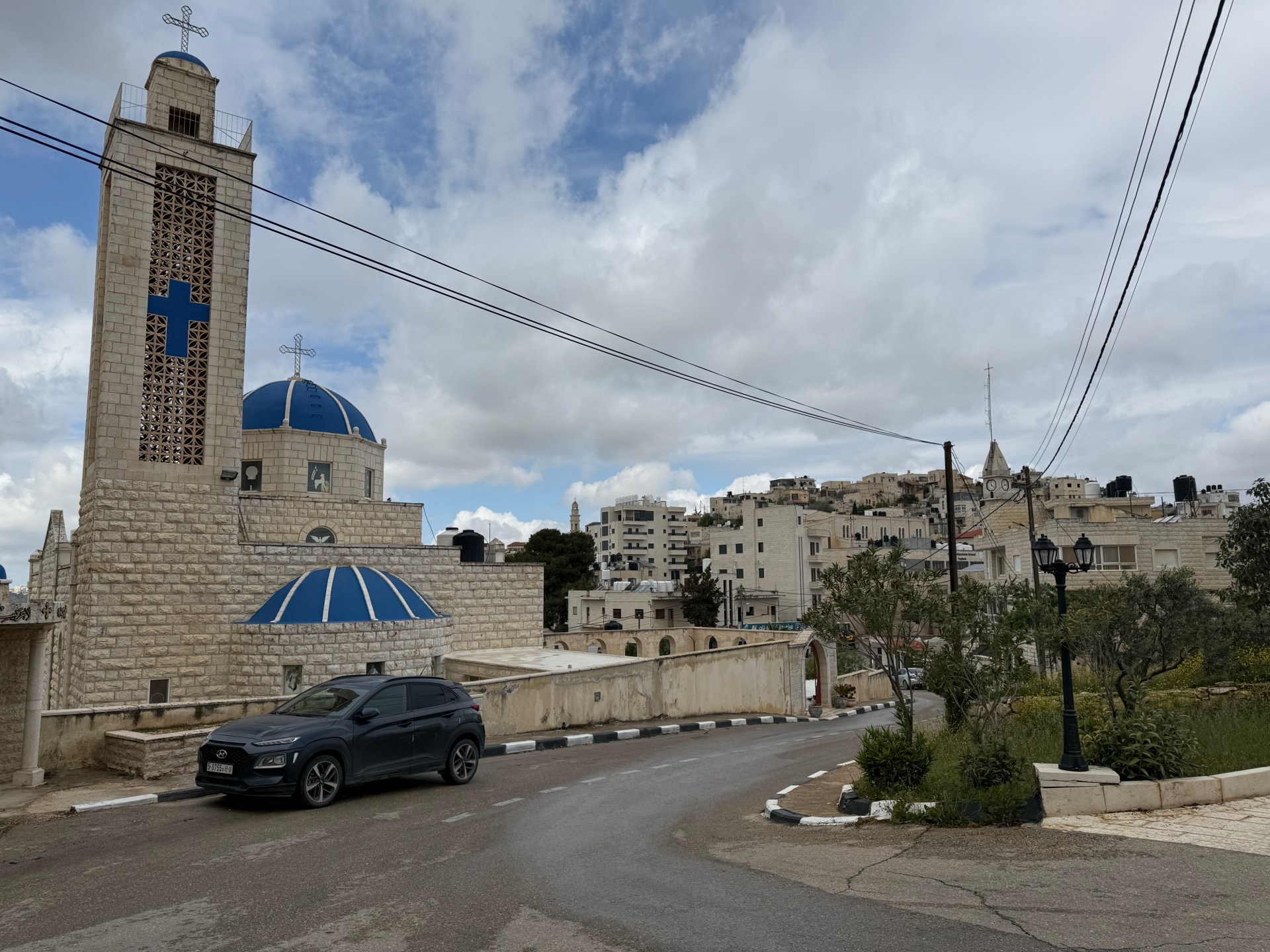 مع احتفالات عيد الفصح.. قرية "الطيبة" الفلسطينية تواجه عدوان الاستيطان