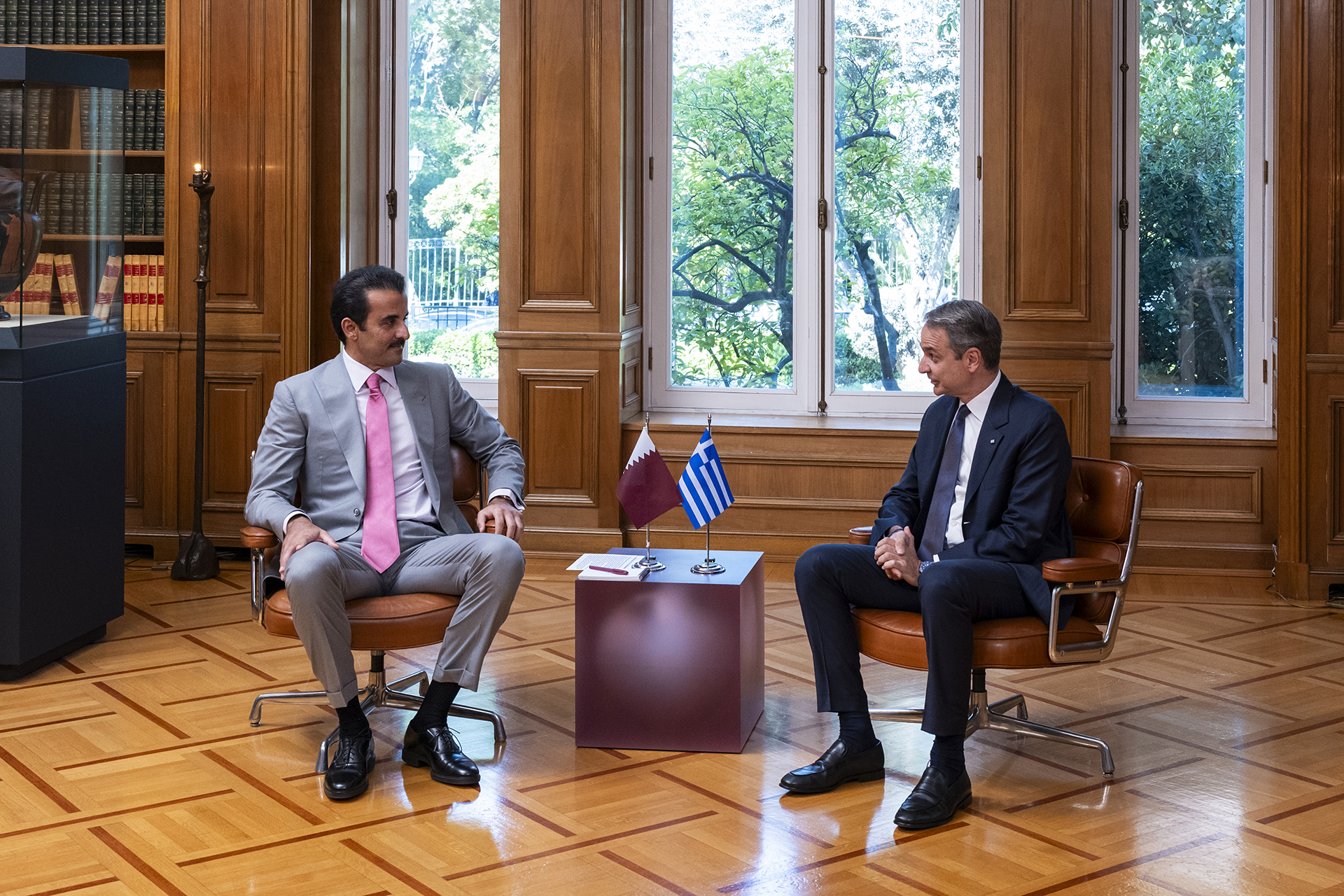 أمير قطر ورئيس الوزراء اليوناني يبحثان التعاون المشترك والأوضاع الإقليمية