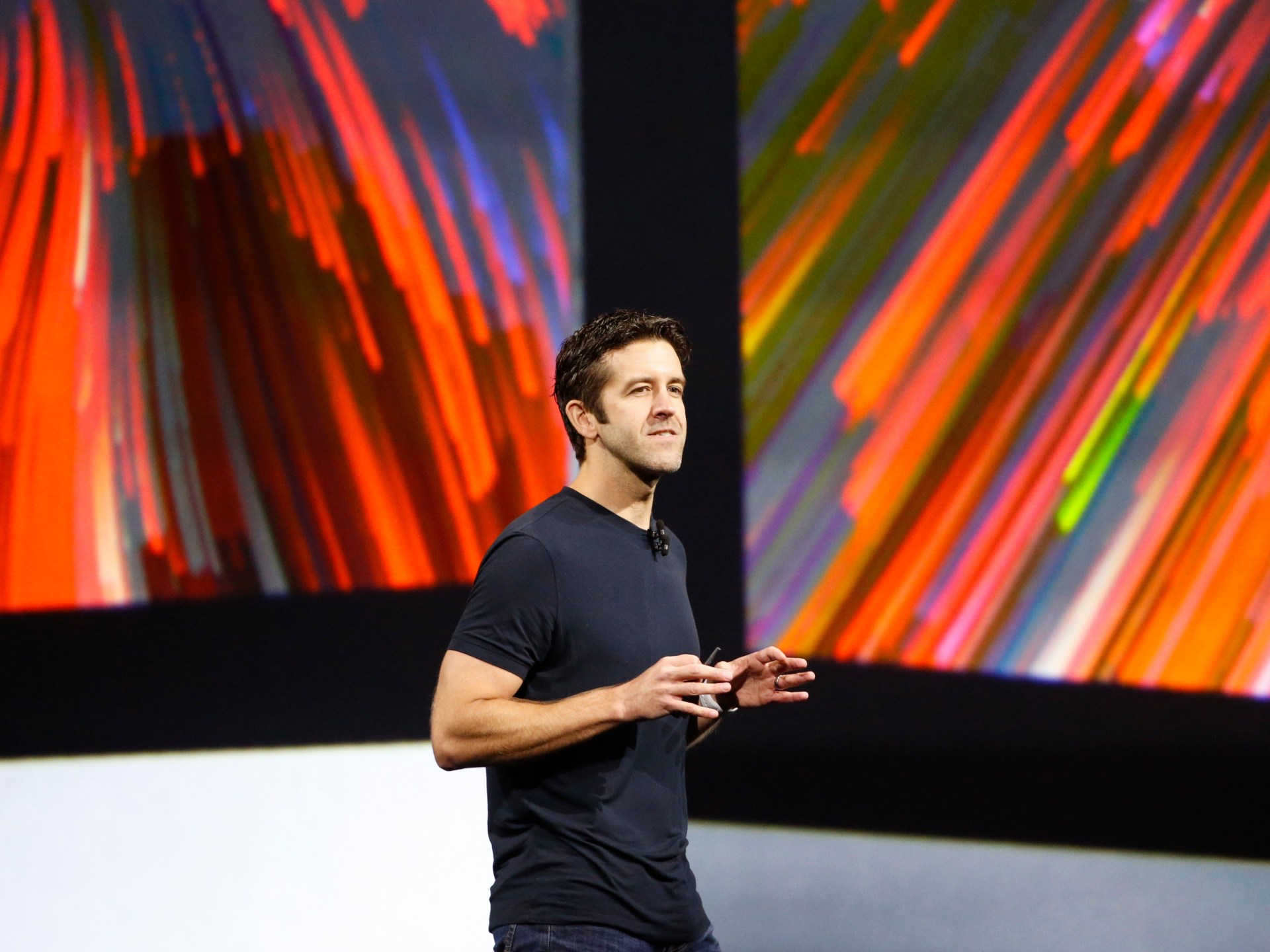 كوك يتنحى عن رئاسة الشركة وآبل تختار خليفته.. ما الأسباب؟ ولماذا الآن؟