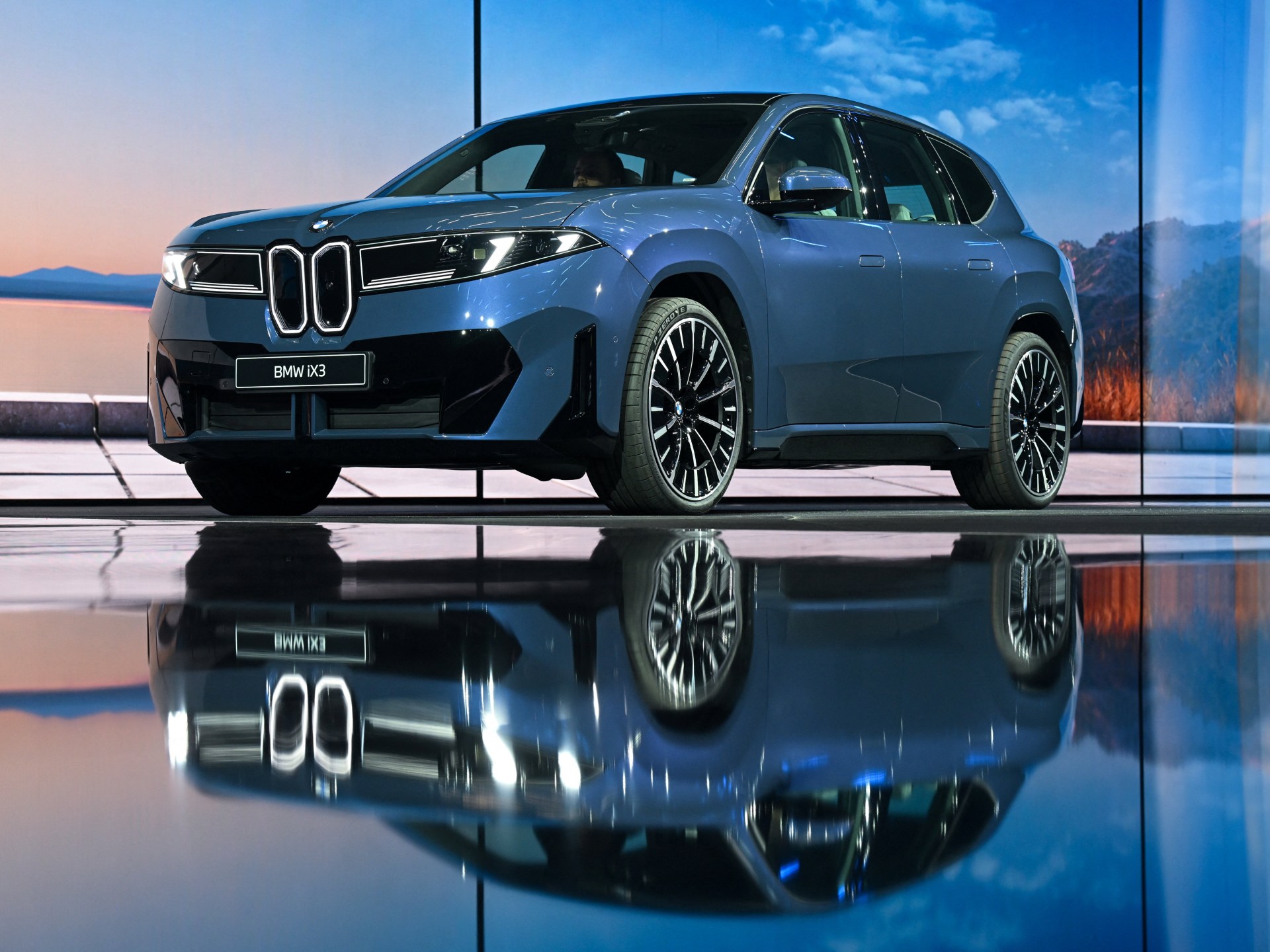 سباق الشحن يشتعل: BYD تتحدى الزمن وBMW تحذر