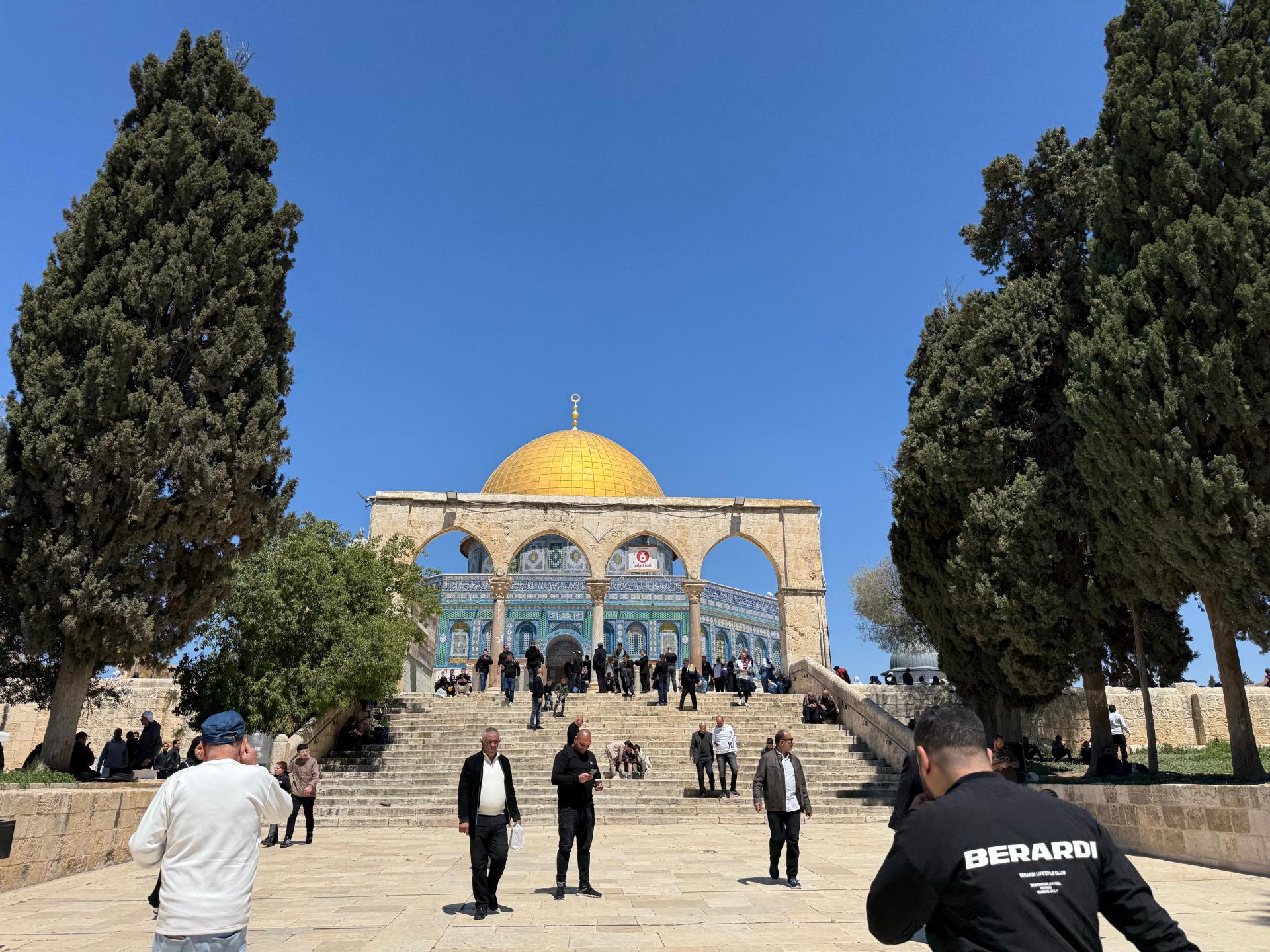 مستوطنون يؤدون طقوسا ويرفعون العلم الإسرائيلي بالأقصى