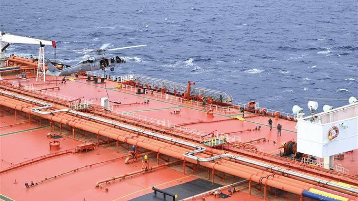 الجيش الأمريكي يهاجم ناقلة نفط في المحيط الهندي ويستولي عليها