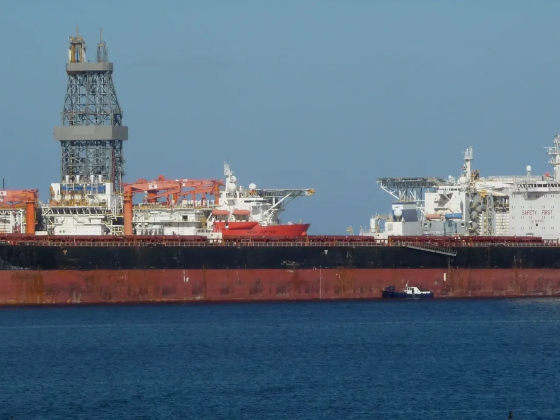 سفن تواصل عبور مضيق هرمز وتحرك عسكري هندي يواكب التصعيد