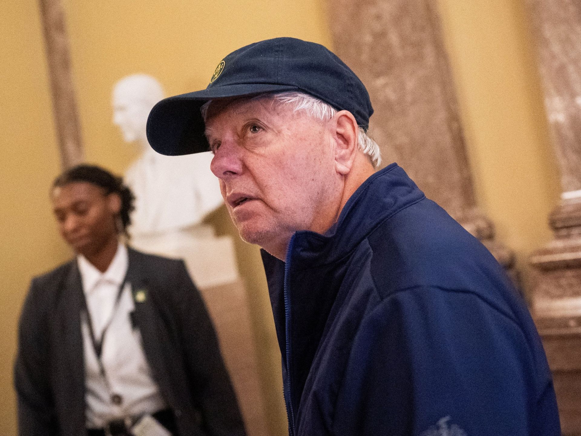 كيف أقنع ليندسي غراهام ترمب بمهاجمة إيران؟