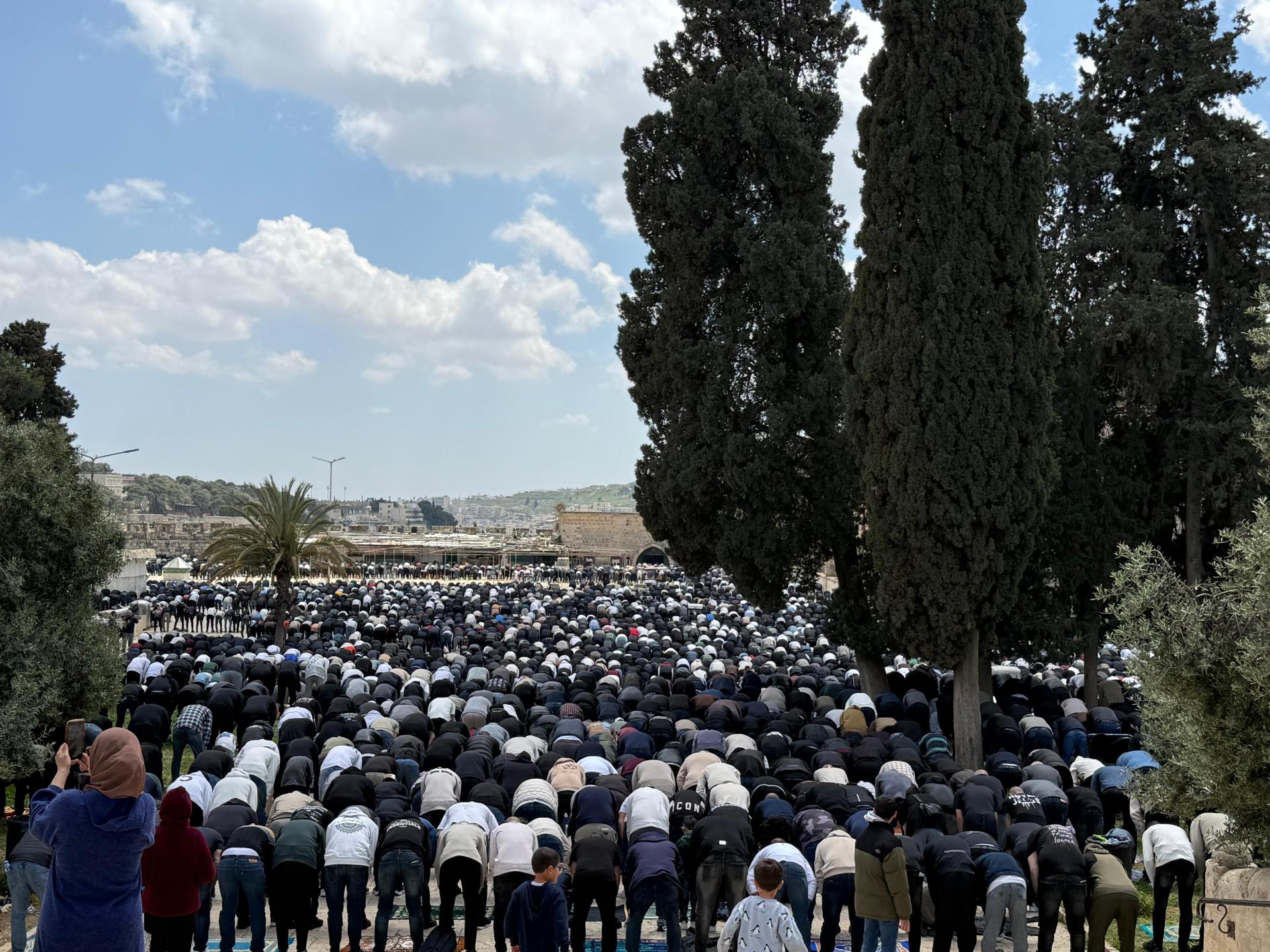 كأنه عيد.. الأقصى ينبض بالحياة وخطيبه يهنئ المصلين بإعادة فتحه