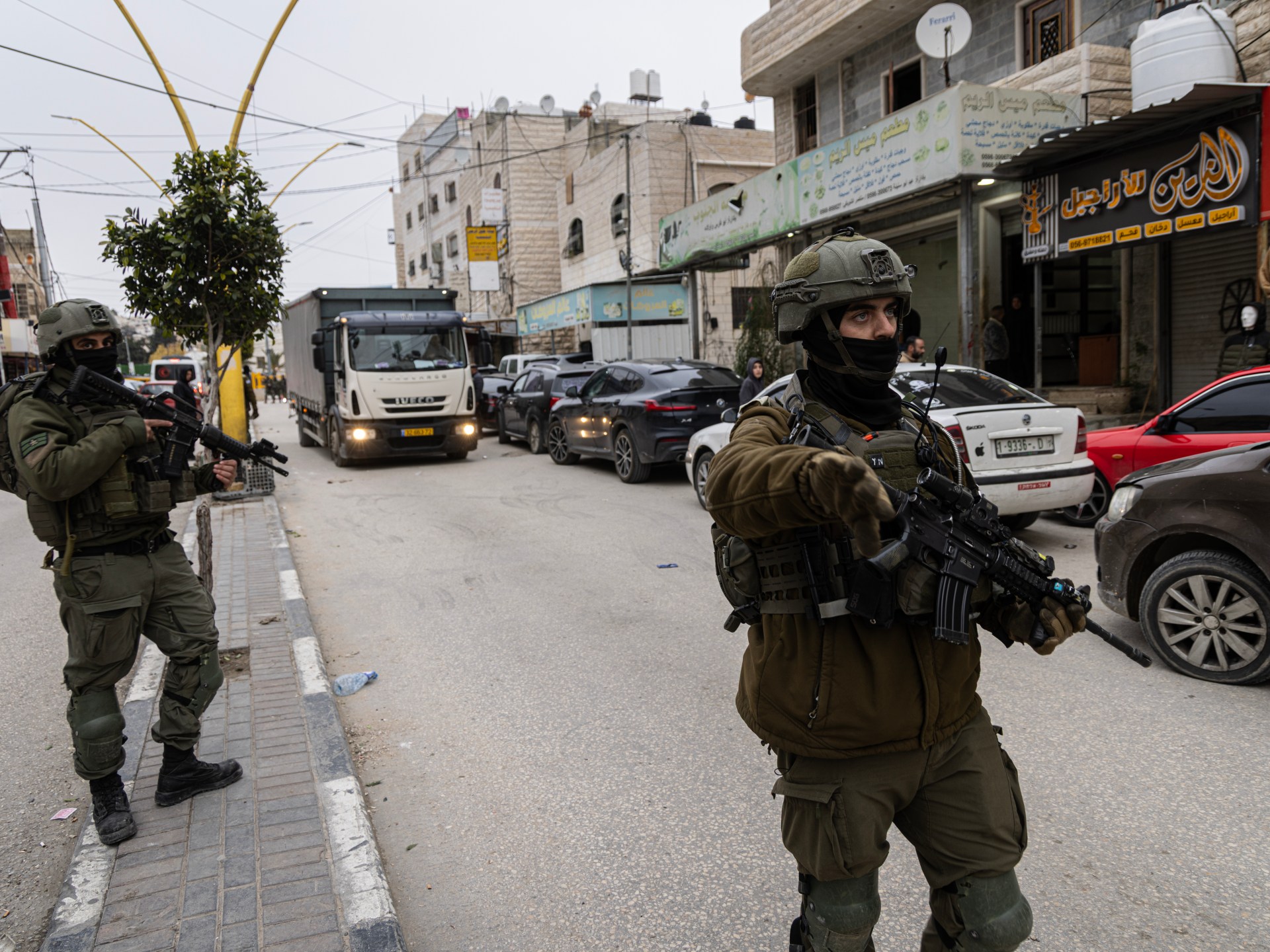 الاحتلال يُغلق جمعية لرعاية الأيتام ويعتقل رئيسها بالخليل