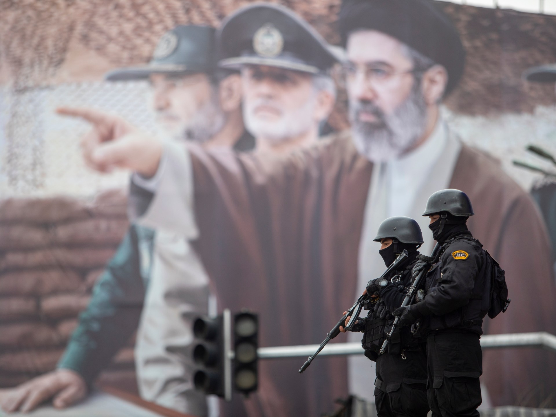 فاقد للوعي وحالته خطيرة.. صحيفة تايمز تكشف تفاصيل وضع مجتبى خامنئي وخطط دفن والده