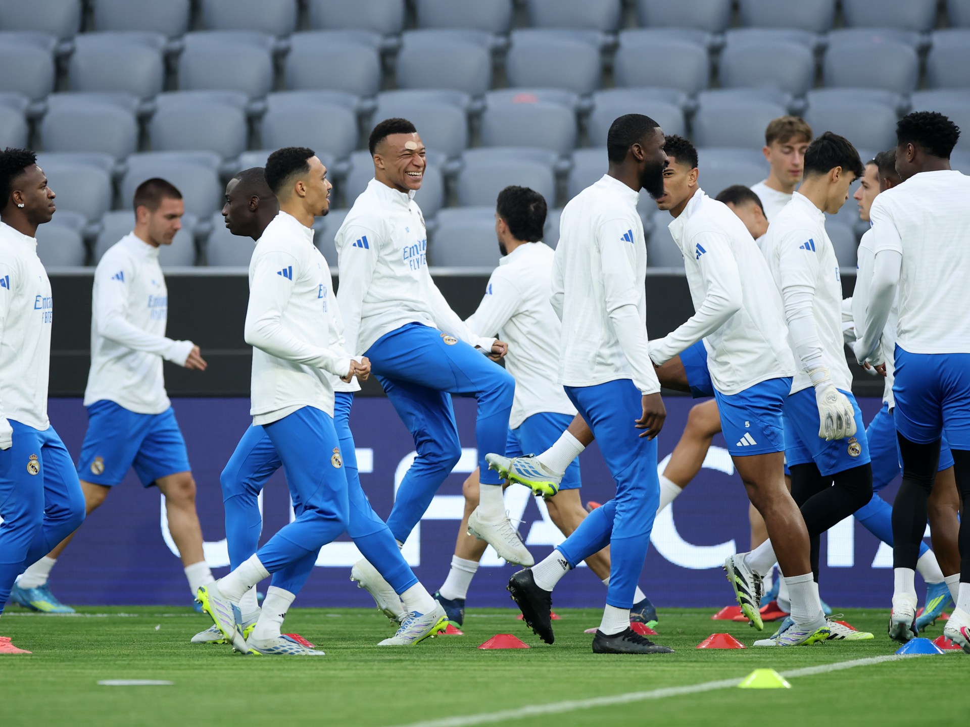 شاهد.. هكذا تعامل مشجعو بايرن ميونخ مع بعثة ريال مدريد