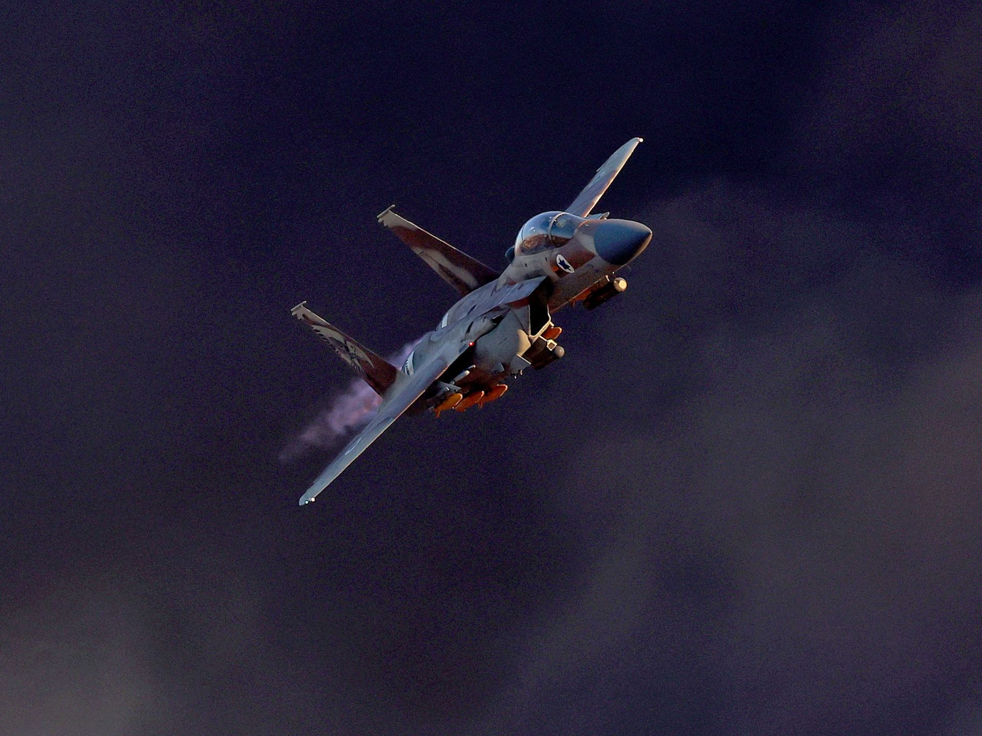 من يدفع ثمن سلاح إسرائيل؟