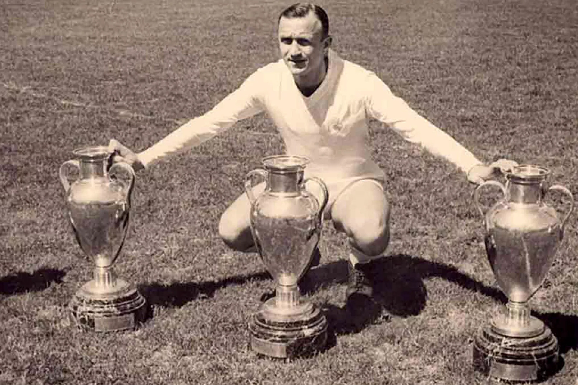 وفاة أسطورة ريال مدريد سانتاماريا عن 96 عامًا