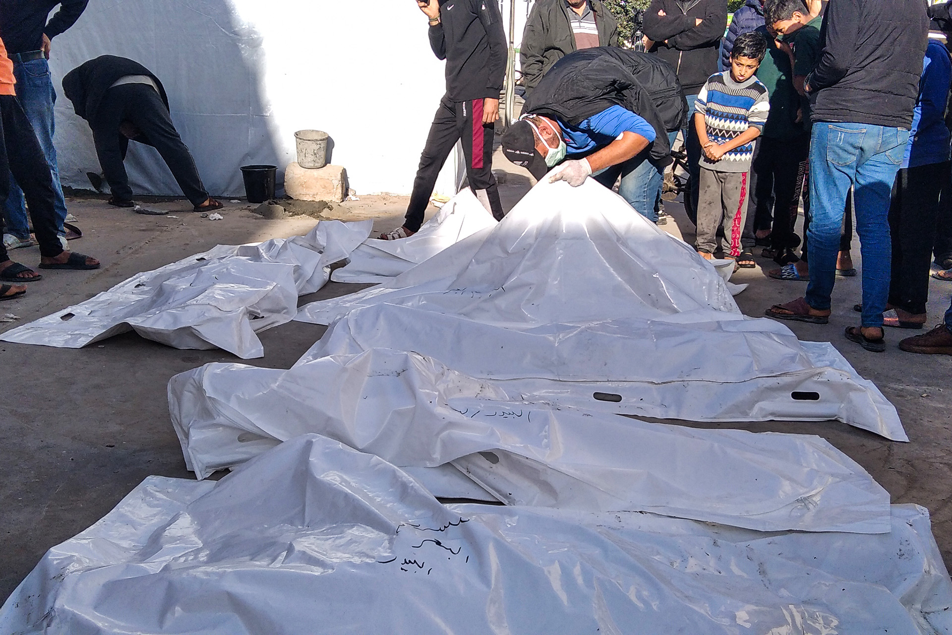 "خرج ولم يعد".. ماذا يجري خلف الخط الأصفر؟