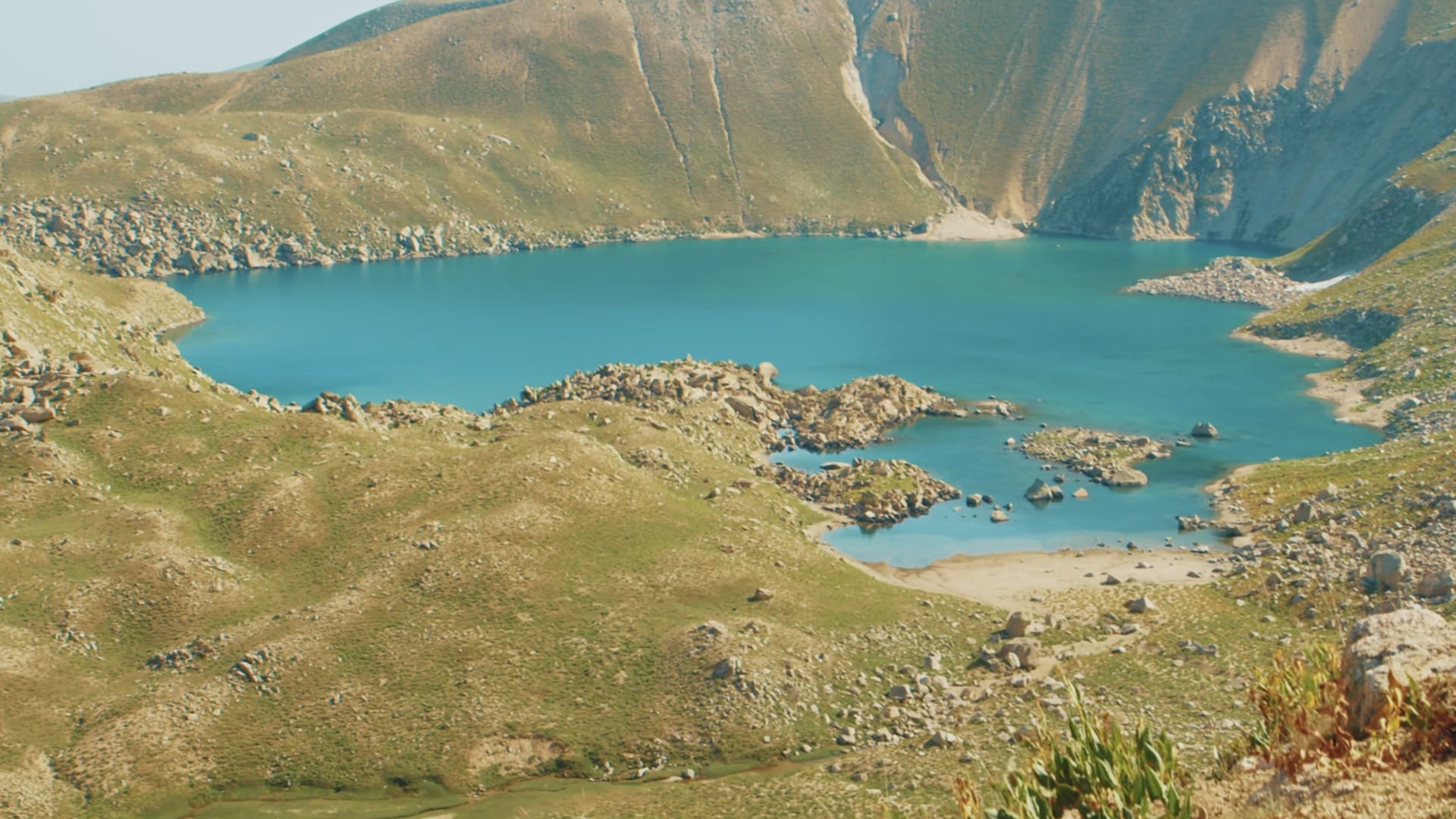 بحيرات "أراشان"..جوهرة طبيعية شاهقة في أوزبكستان تتساقط فيها الثلوج