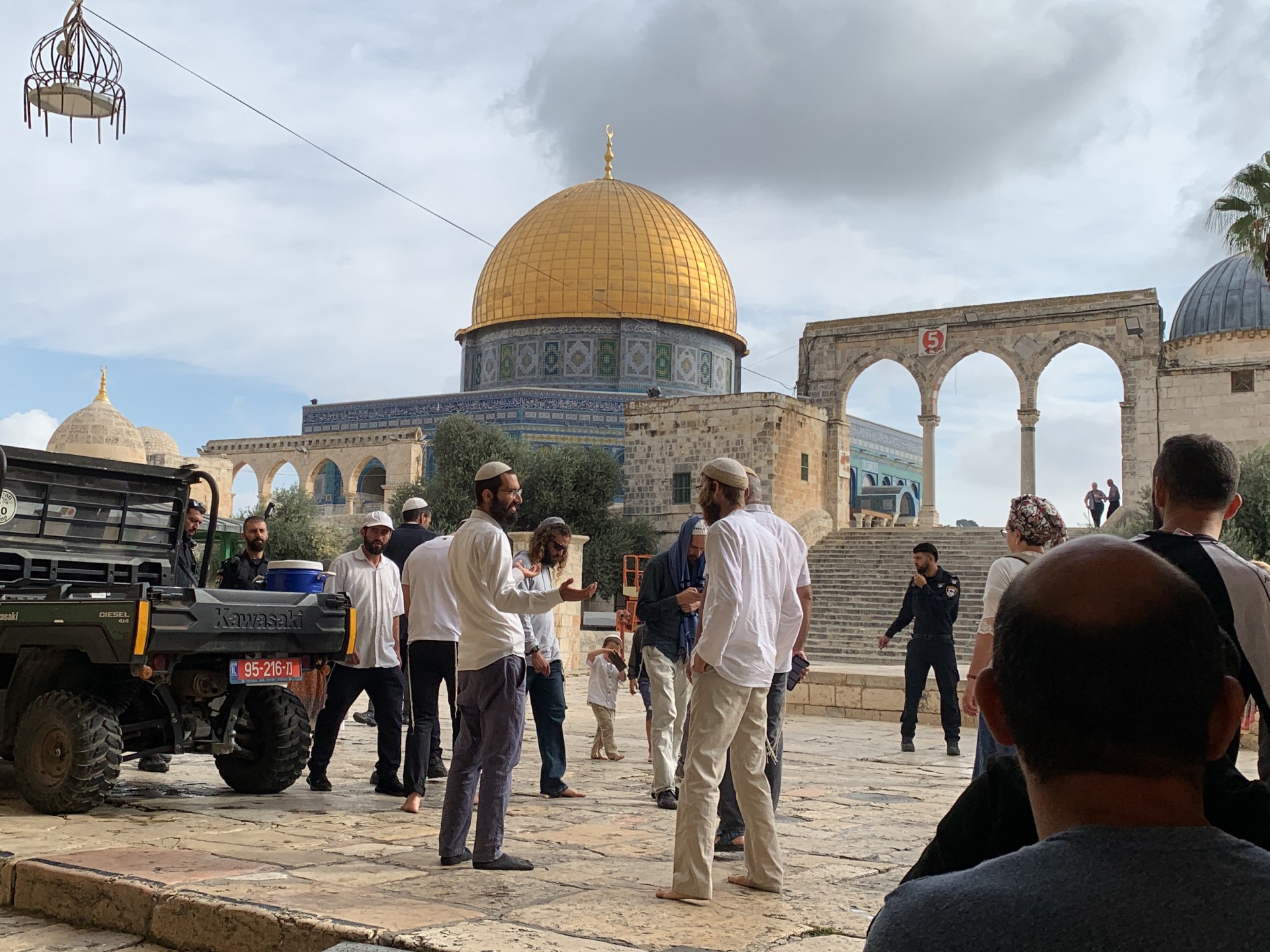 حاخام وعشرات المستوطنين يقتحمون الأقصى