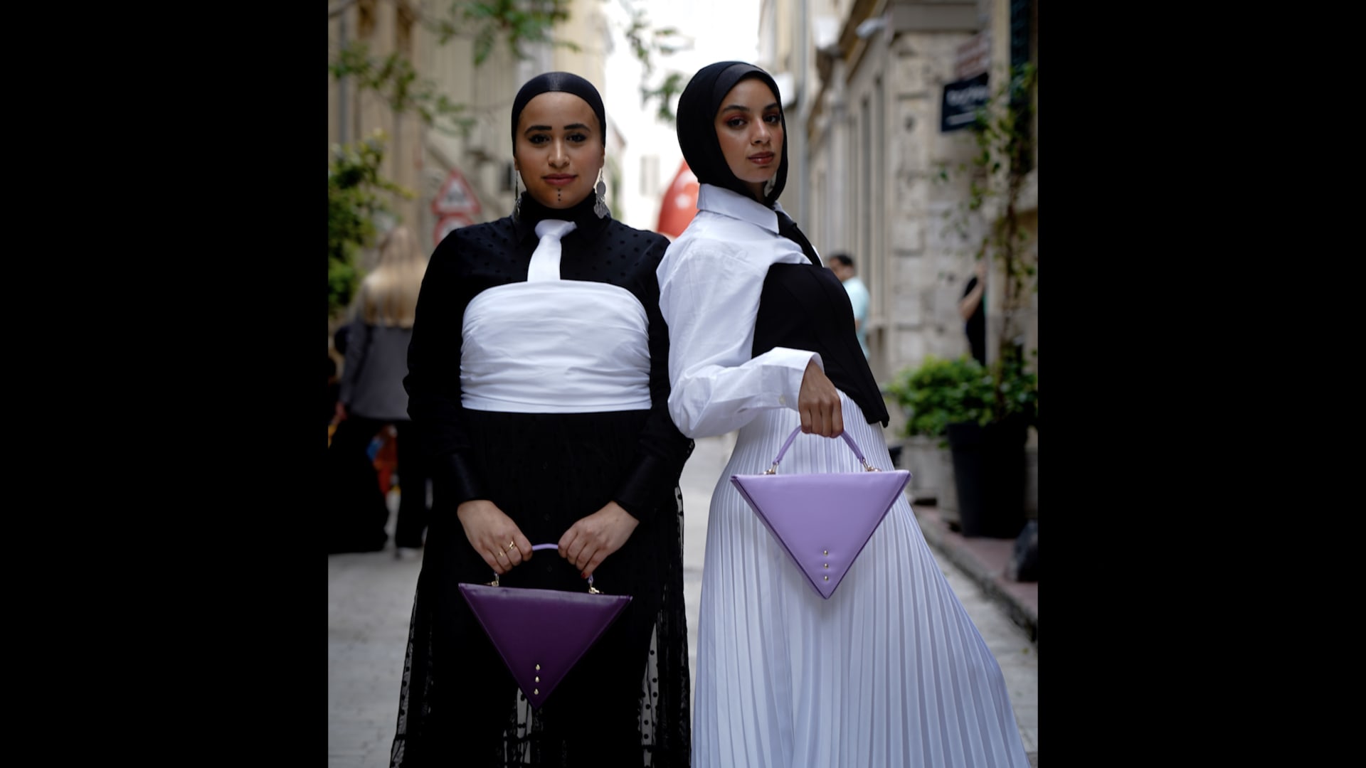 شابة أردنية تحوّل الأشكال الهندسية إلى حقائب جريئة وتلفت أنظار المشاهير