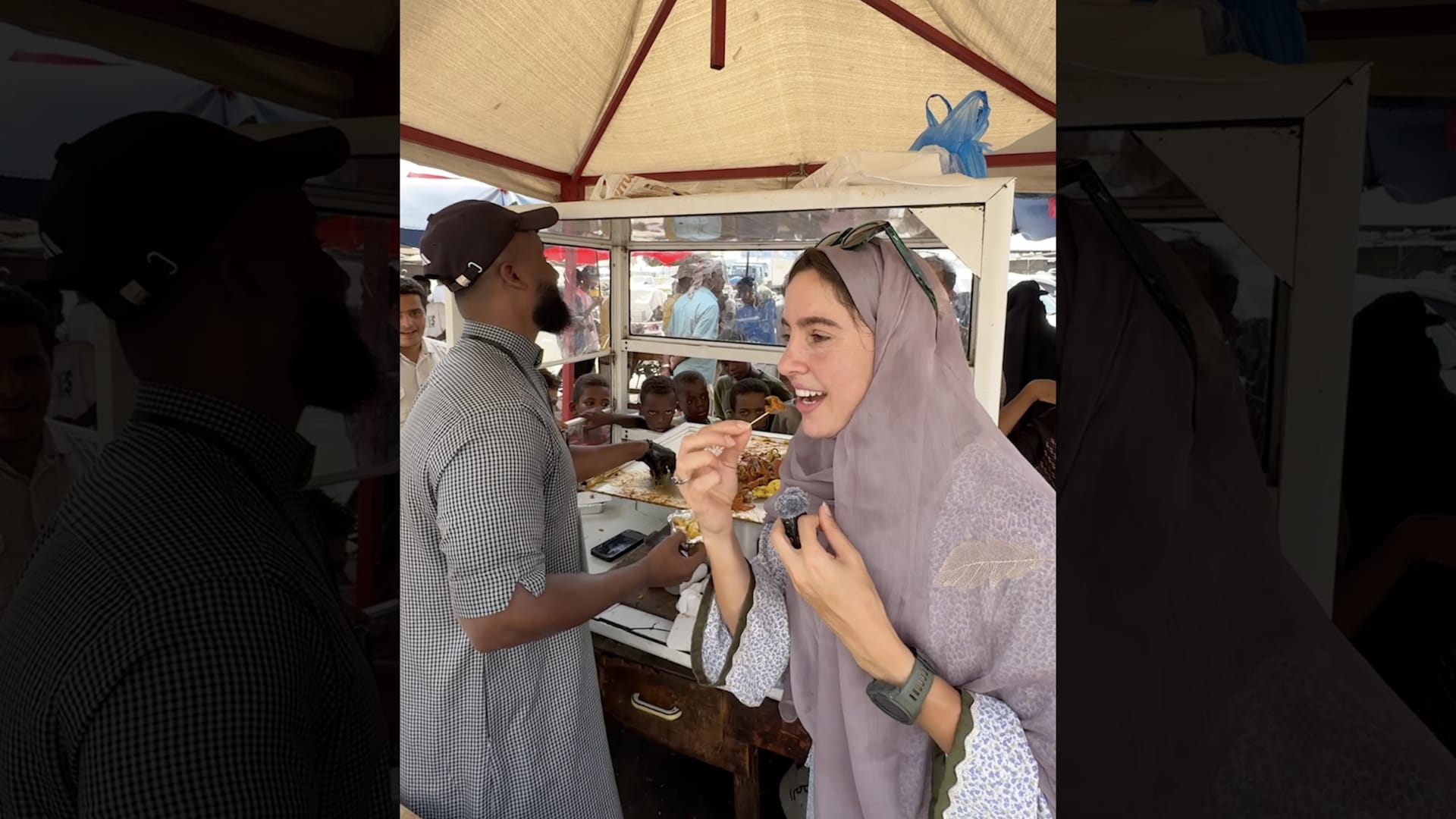 كبد أسماك القرش..هكذا تذوقت مغامِرة مأكولات الشارع الشهية باليمن